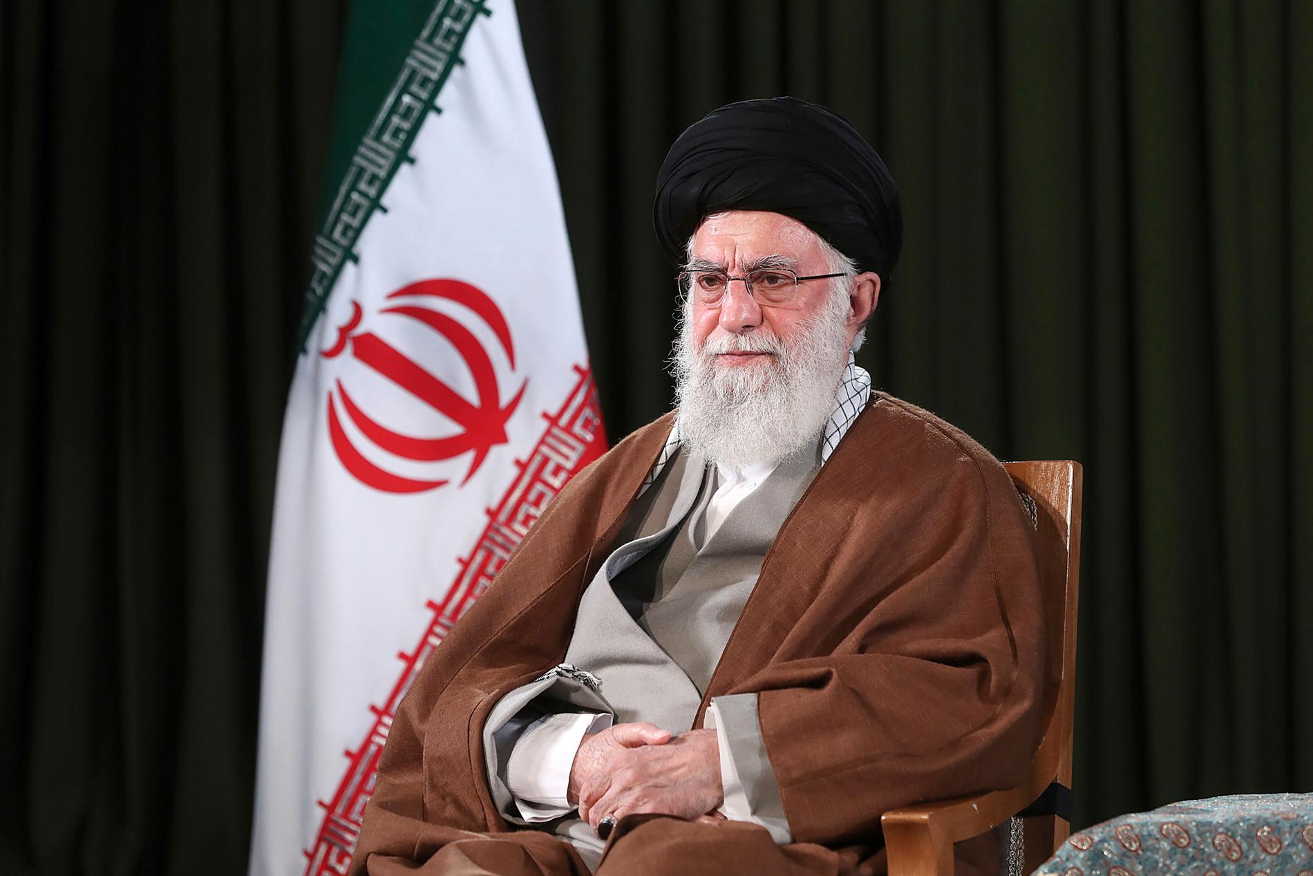 Irans ayatolla Ali Khamenei höll ett nyårstal med viss optimism. Här poserar han för ett porträttfoto inför talet, på en bild som offentliggjorts av hans kansli.
