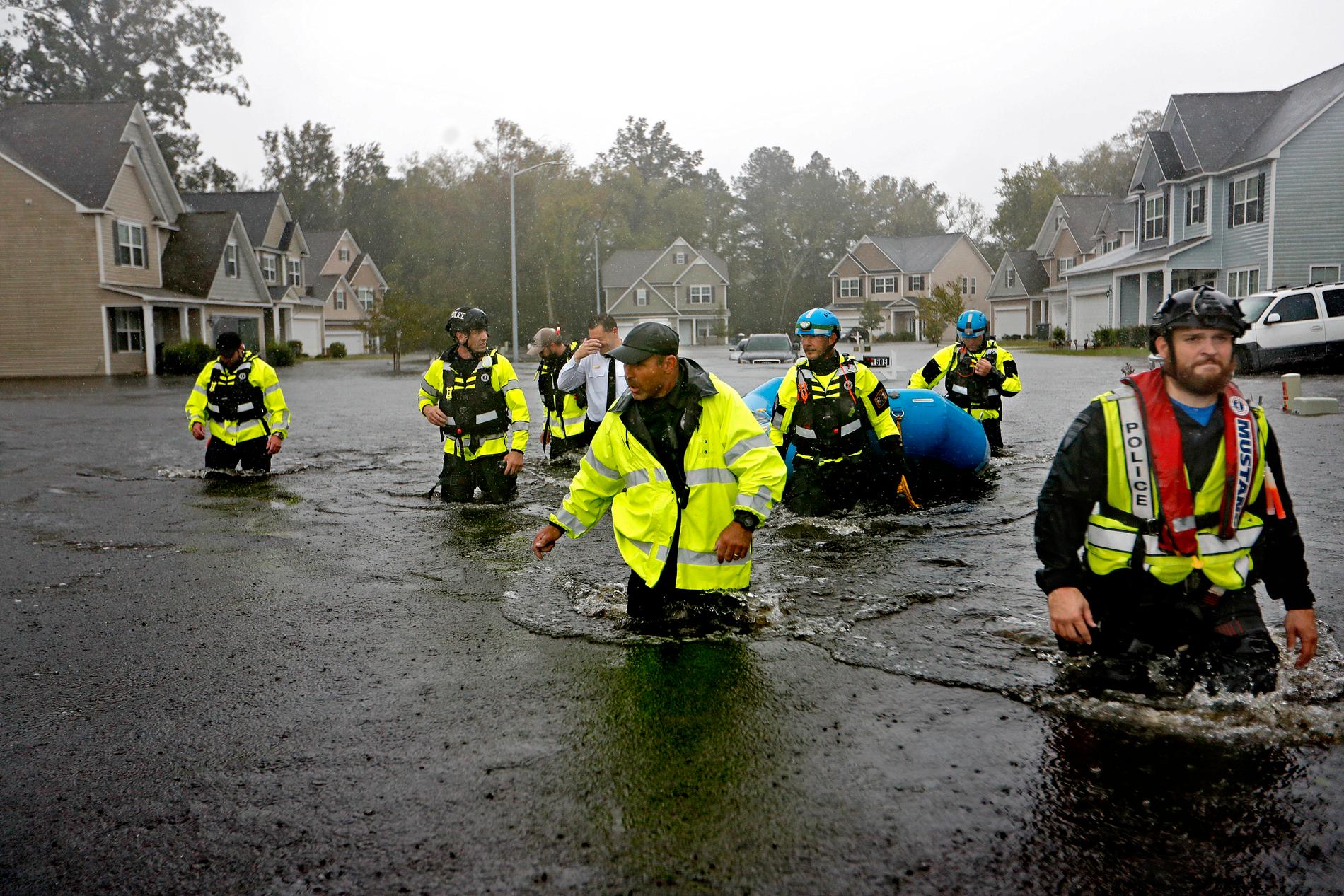 Räddningsarbetare letar efter invånare som blivit kvar i Fayetteville, North Carolina.