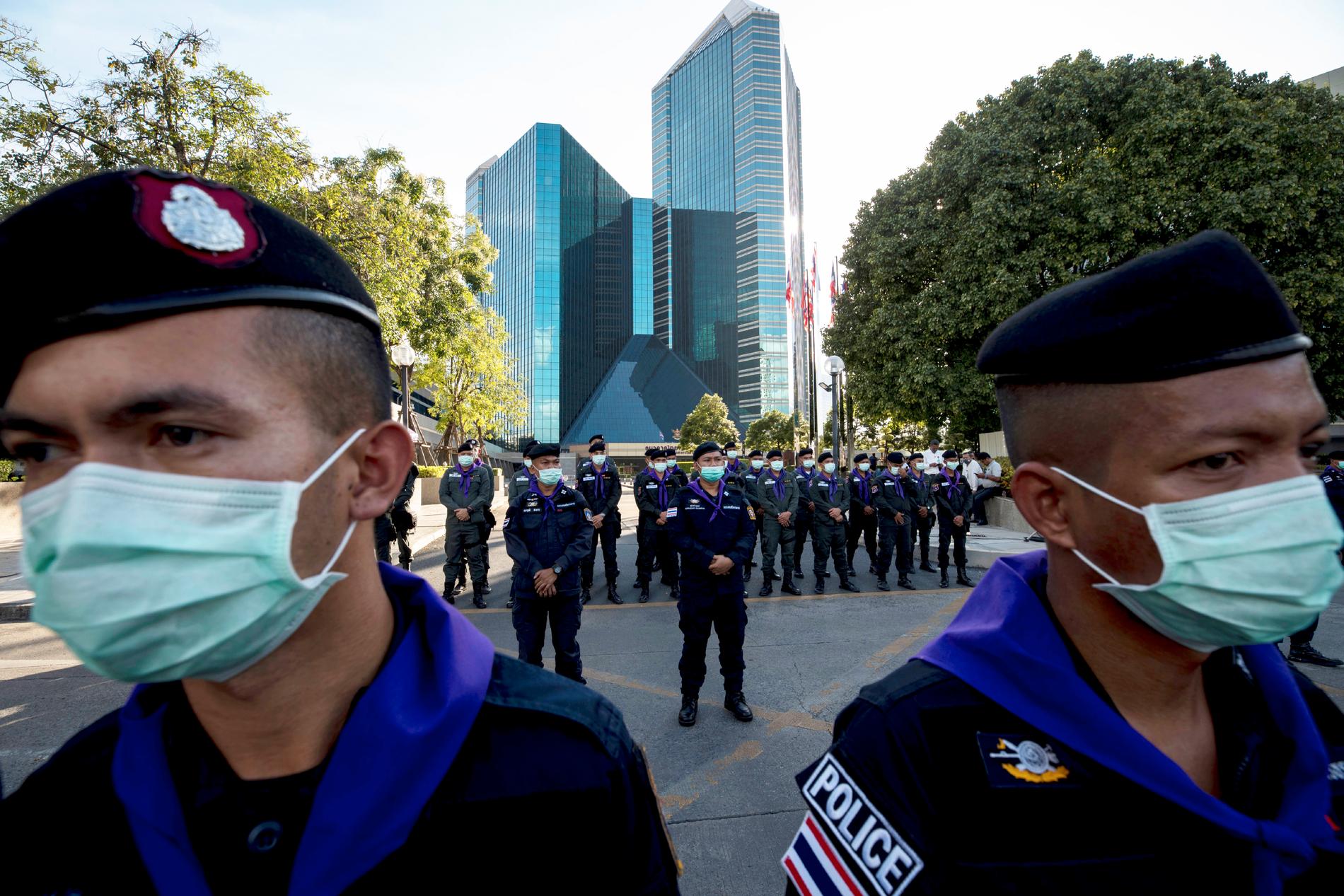 Polis har samlats utanför en bank i Bangkok, där den senaste av många protester har ägt rum.