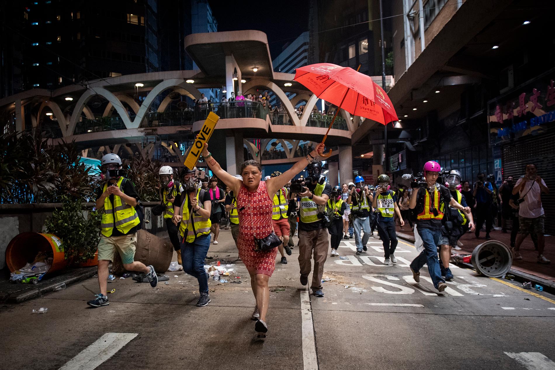 Paraplyer syns ofta på bilderna från de omfattande prodemokratiska protesterna i Hongkong. Aktivister använder dem bland annat för att skydda sig mot tårgas.