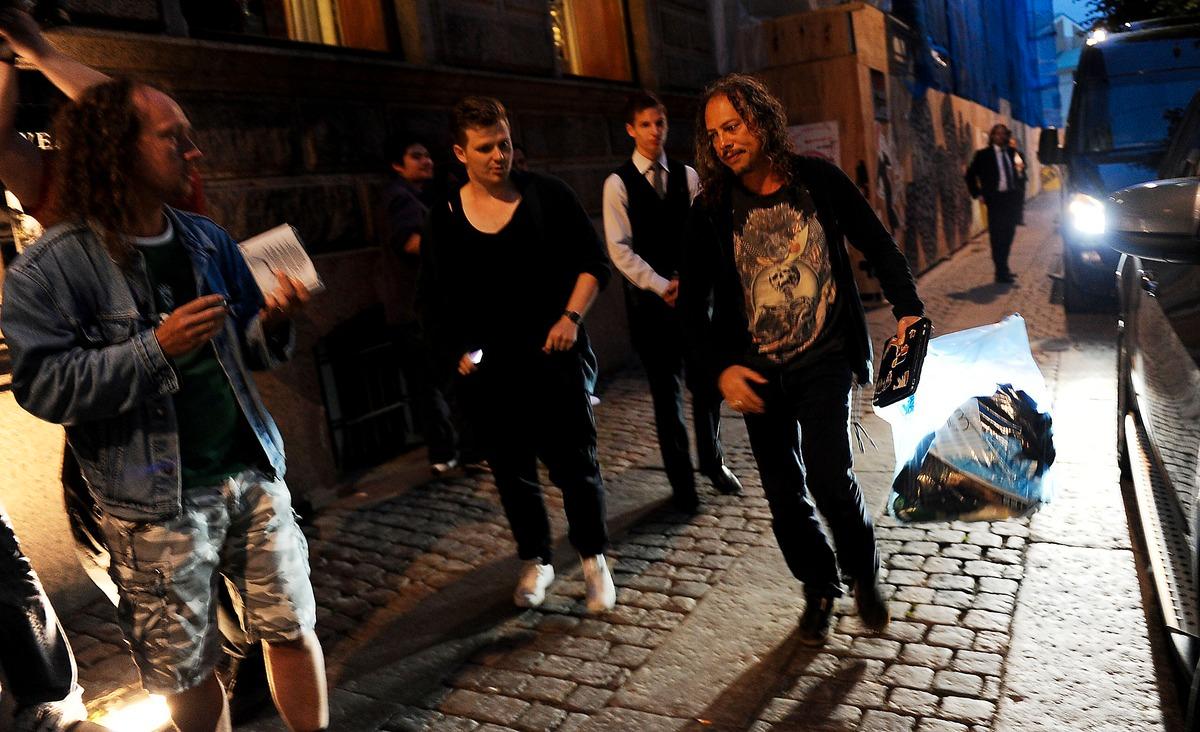 FANSEN VÄNTADE VID HOTELLET Metallicas gitarrist Kirk Hammet kommer till hotellet i centrala Göteborg sent i natt där fansen väntar.