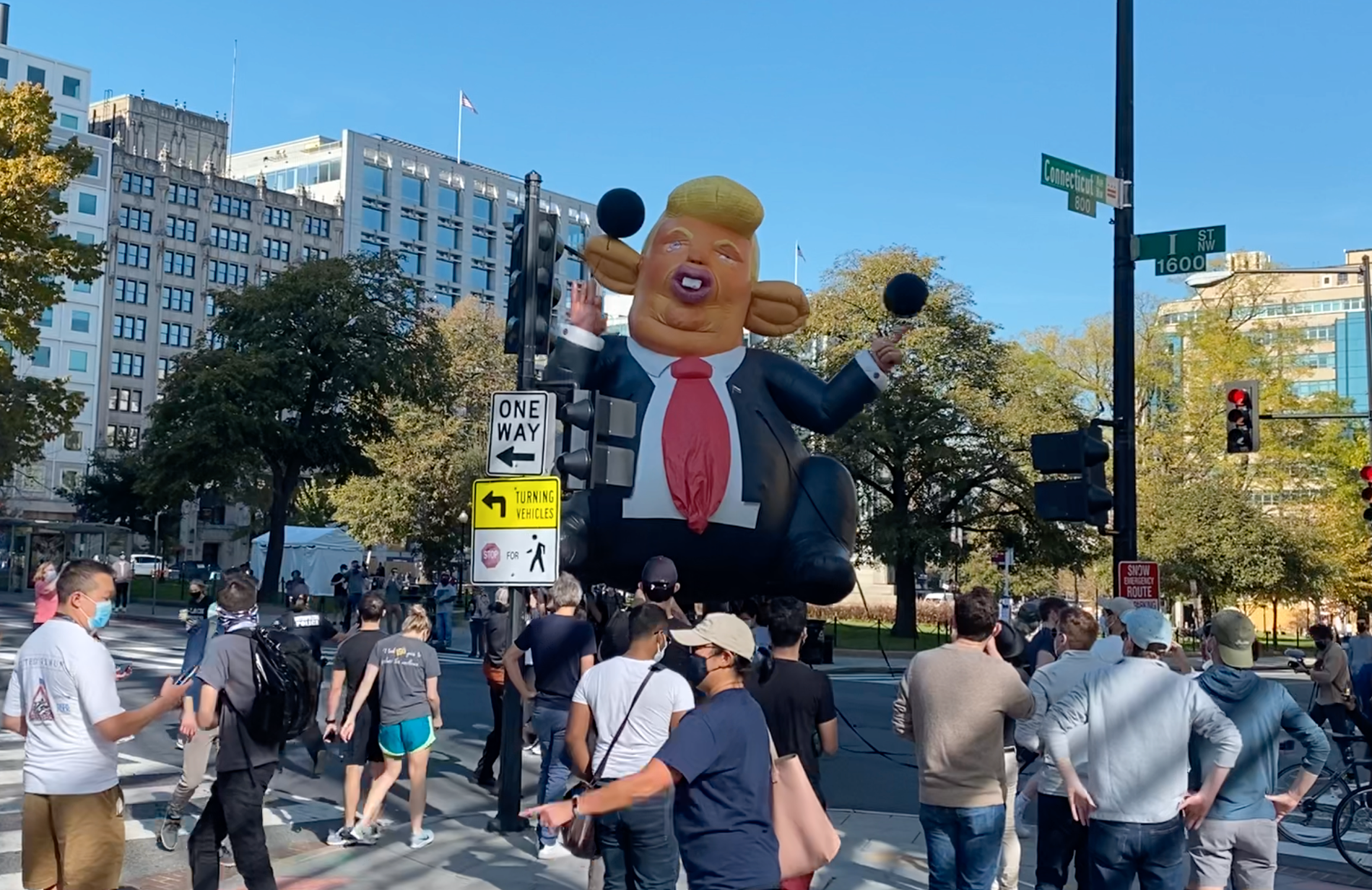 Trump-ballong bärs bort från Vita huset. 