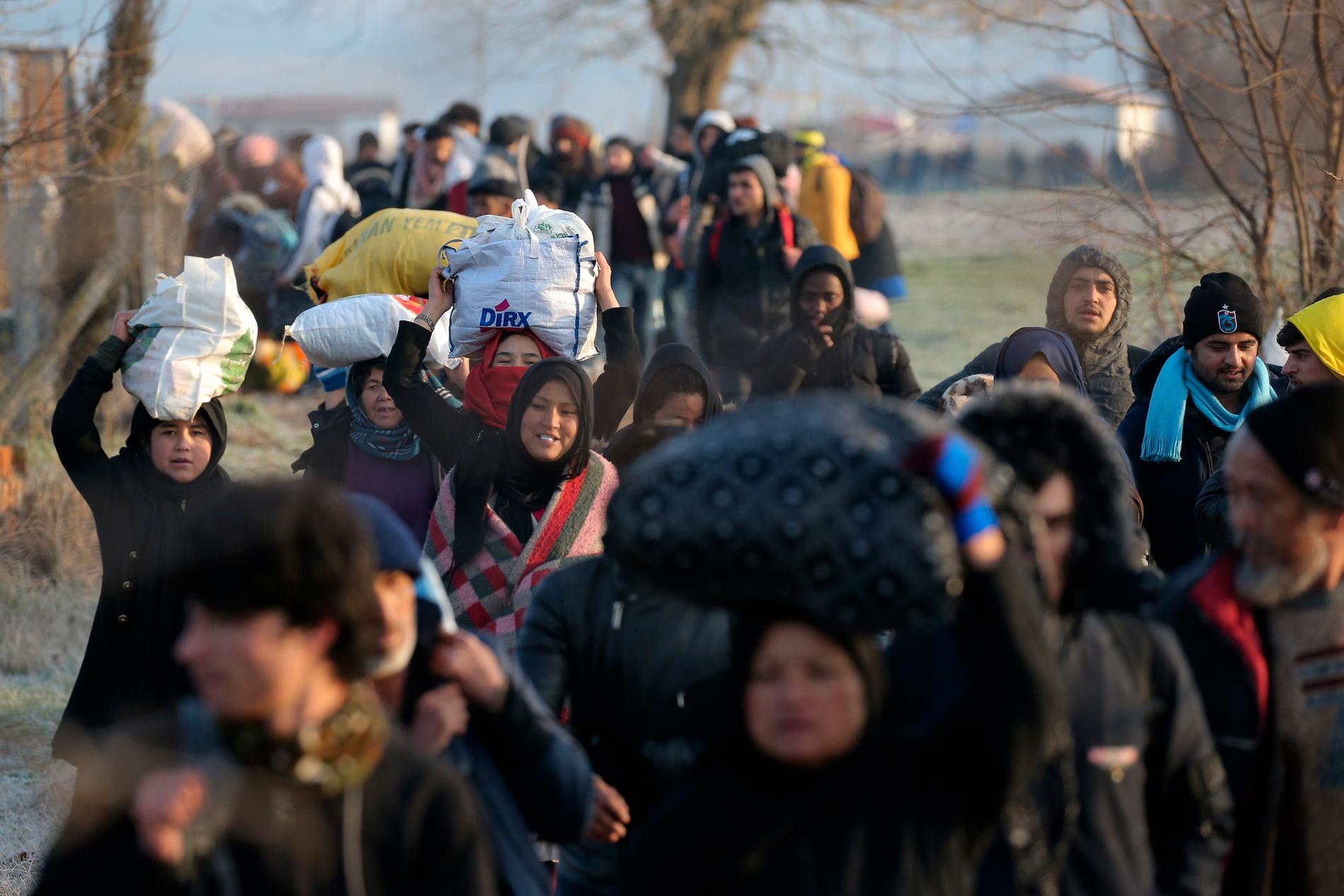 Migranter går mot en gränsövergången Pazarkule på turkisk-grekiska gränsen.