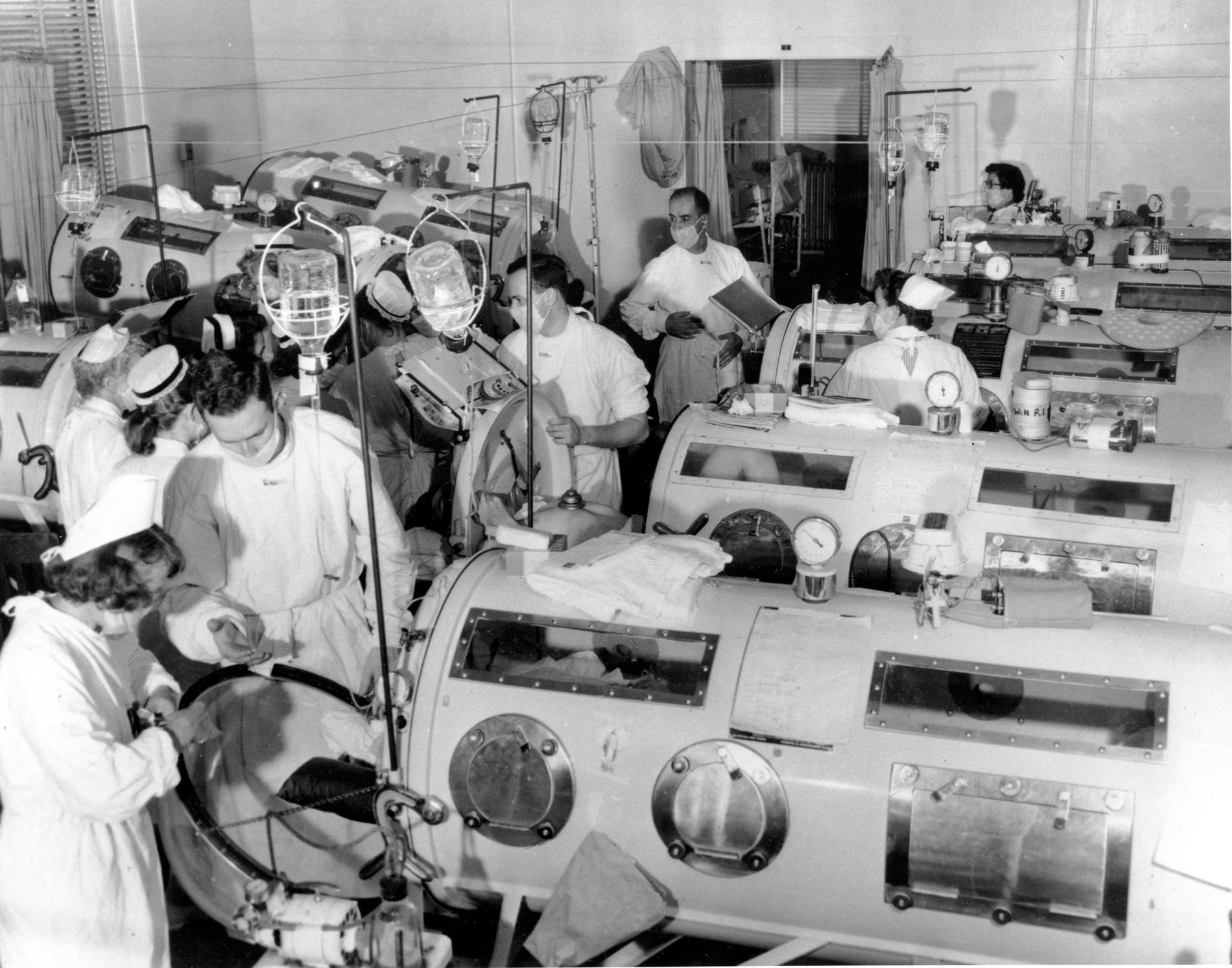 Arkivbild från 1955 på poliopatienter i järnlungor på en intensivavdelning i Boston, USA.