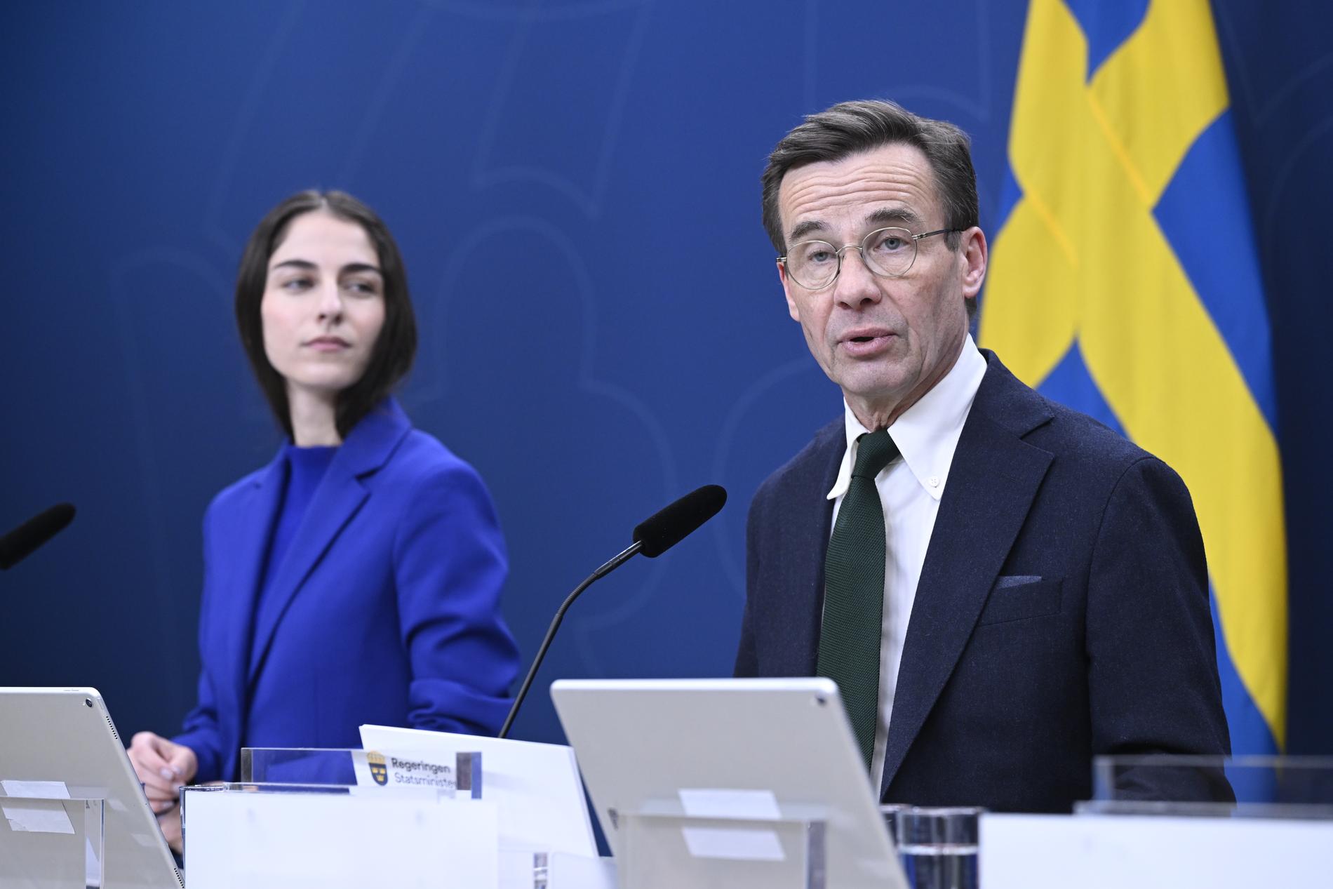 Statsminister Ulf Kristersson (M) tv och klimat- och miljöminister Romina Pourmokhtari (L) presenterar regeringens klimathandlingsplan under en pressträff.