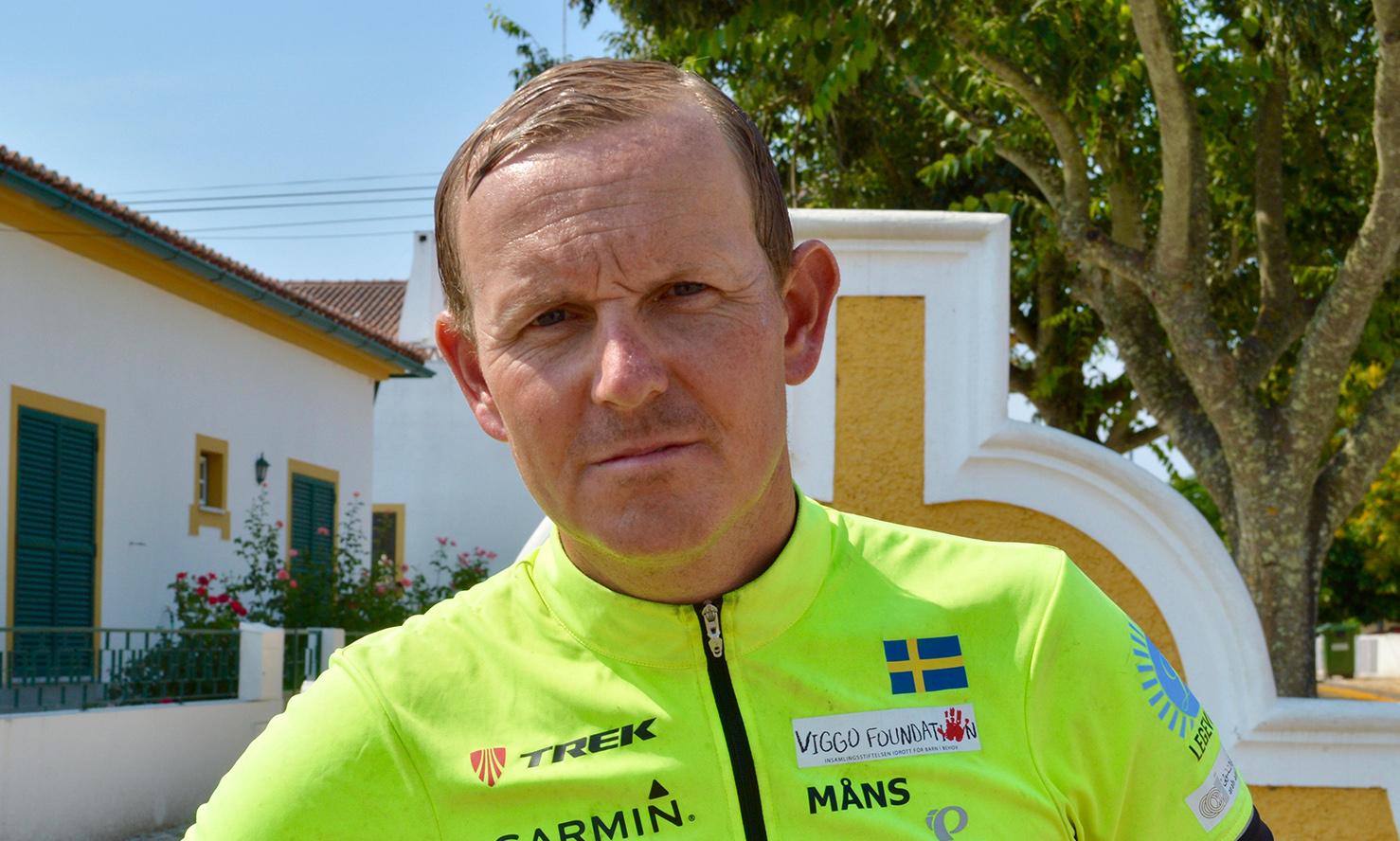 Komikern Måns Möller, 42, som just nu cyklar genom Europa, befinner sig i närheten av katastrofen