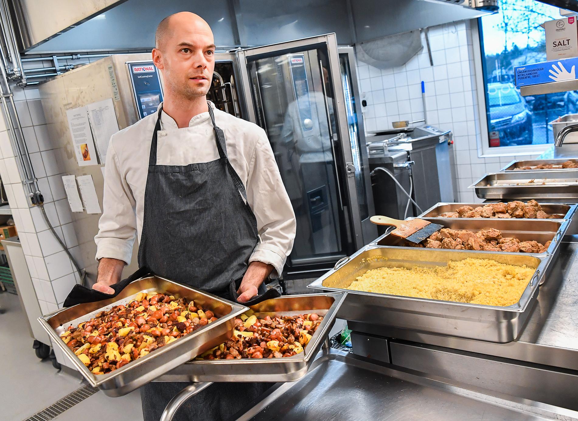 Daniél Kallonas är kökschef på Skapaskolan, som lägger mycket fokus på att matsvinnet ska vara så litet som möjligt.