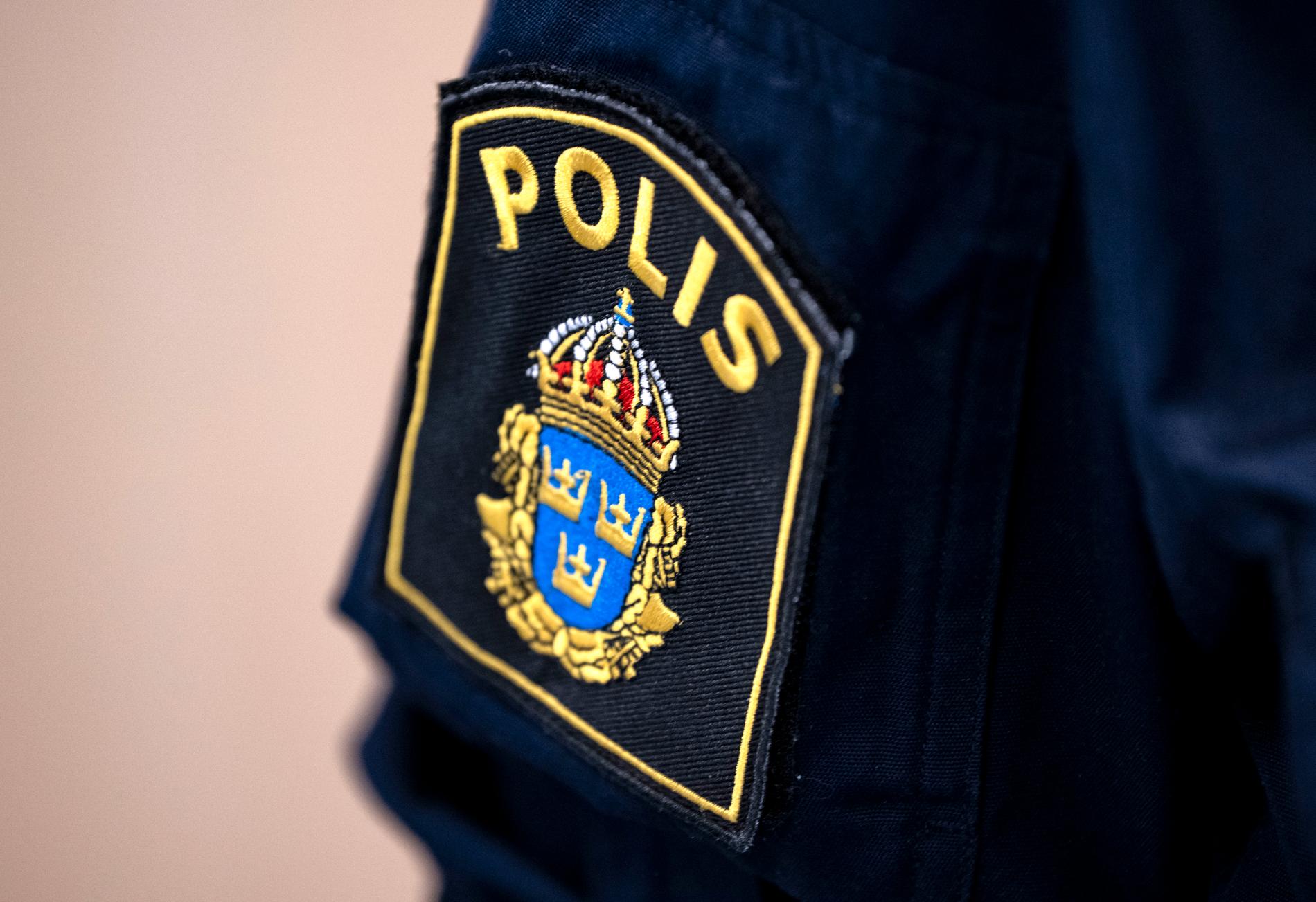 En man fördes till sjukhus i ambulans med skador han fått i en lägenhet i Kalmar i natt. Arkivbild.