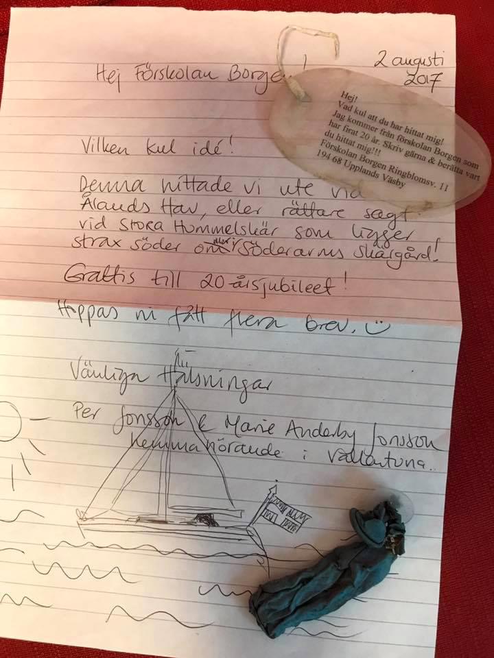 Ett par hade hittat ett av meddelandena i Ålands hav. 