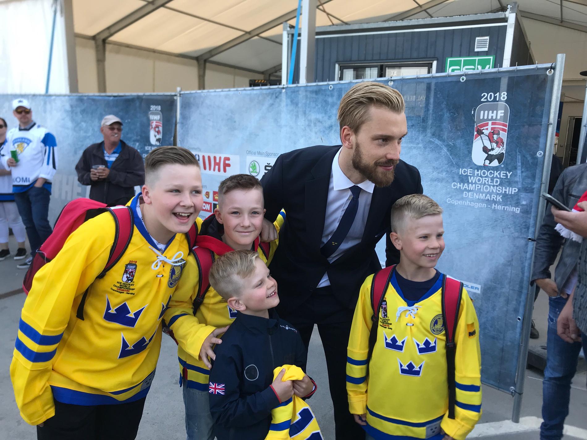 Ander Nilsson med svenska fans efter VM-semifinalvinsten