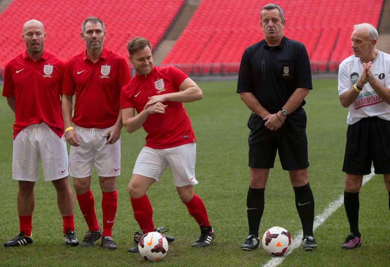 Fotbollsmatchen blev blodig för Olly Murs (till höger).