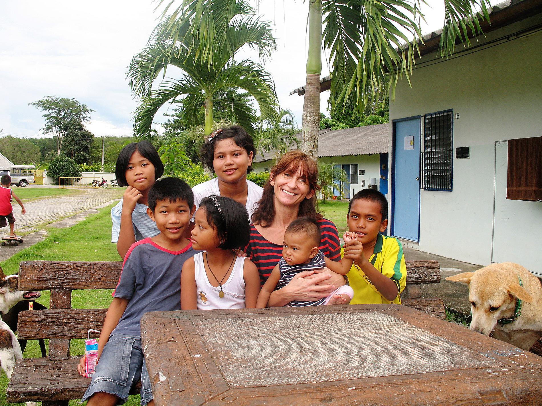 barnens beskyddare När Susanne Jansons döttrar Eleonore och Josefin dog i tsunamin 2004 belv livet tomt. Då reste hon till Thailand och började arbeta med andra barn som drabbats av katastrofen.