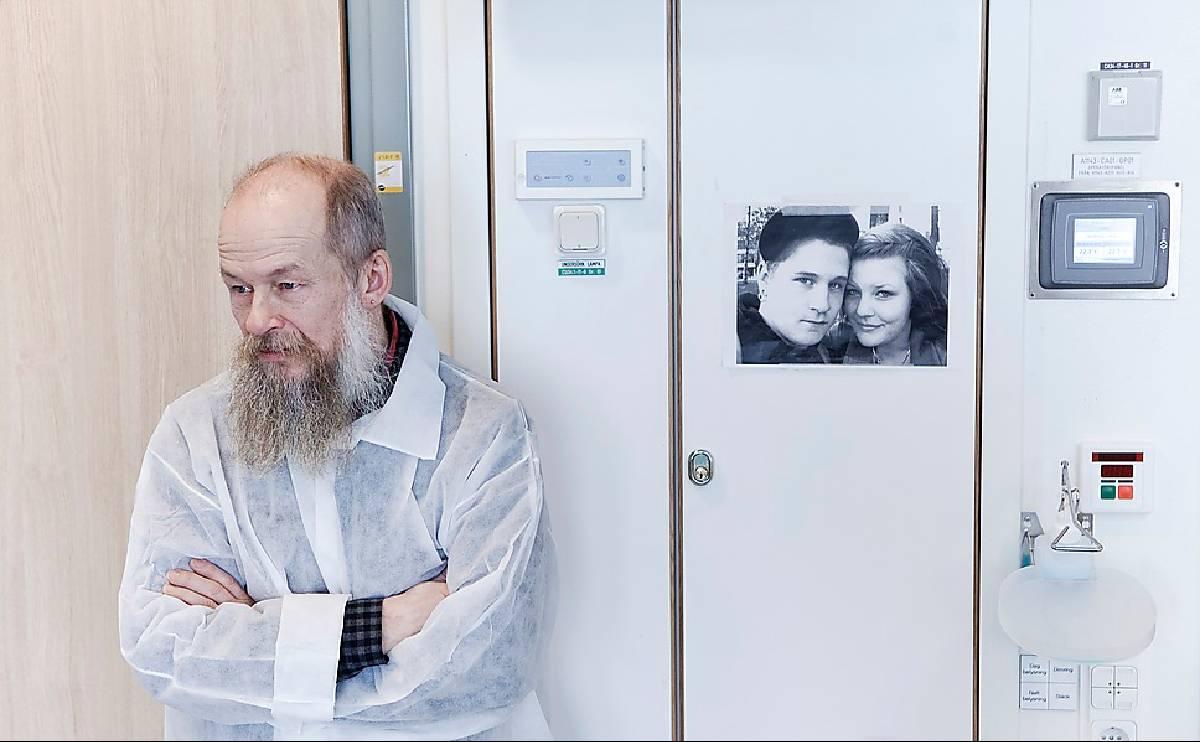 Pappa Arvid på sjukhuset i Uppsala. På väggen hänger en bild på Gustaf och flickvännen.