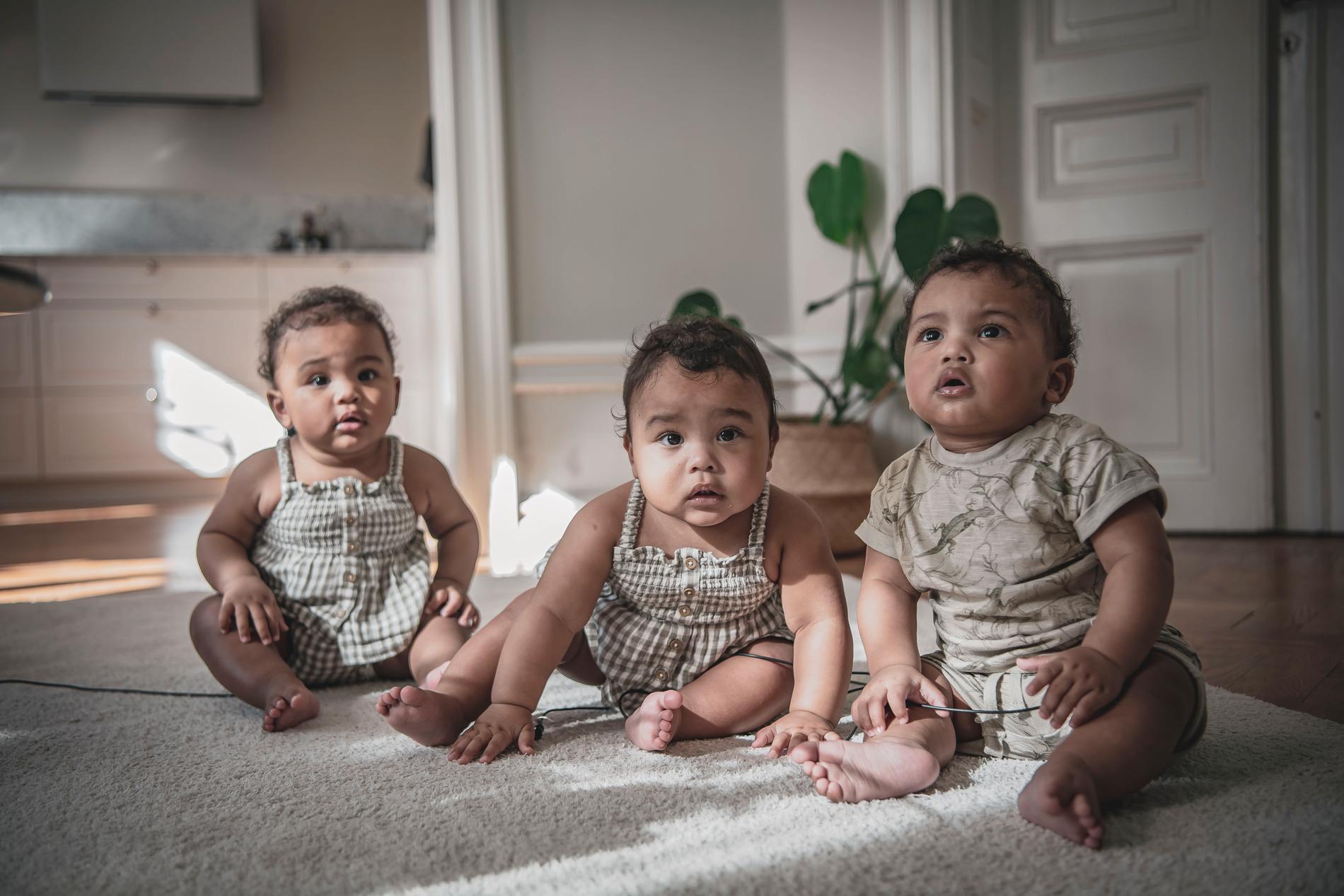 Kelian, Aaliyah, och Lithea föddes för tidigt. I flera månaders tid har de drabbats av andningsuppehåll och måste ha mediciner. 