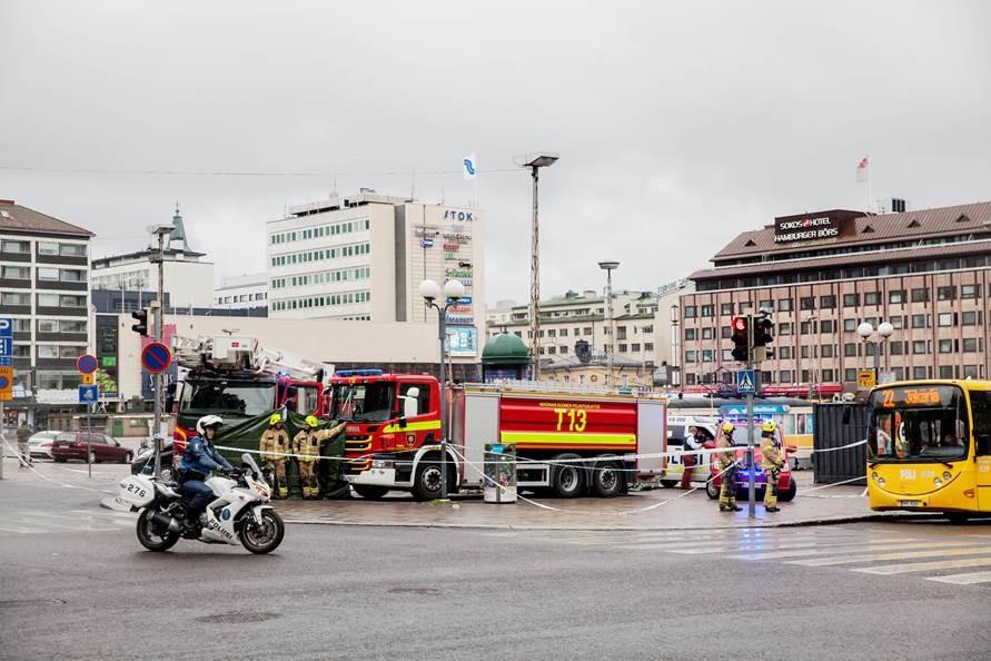 Poliser och räddningsfordon vid Salutorget i Åbo, där två personer höggs ihjäl i fredags.