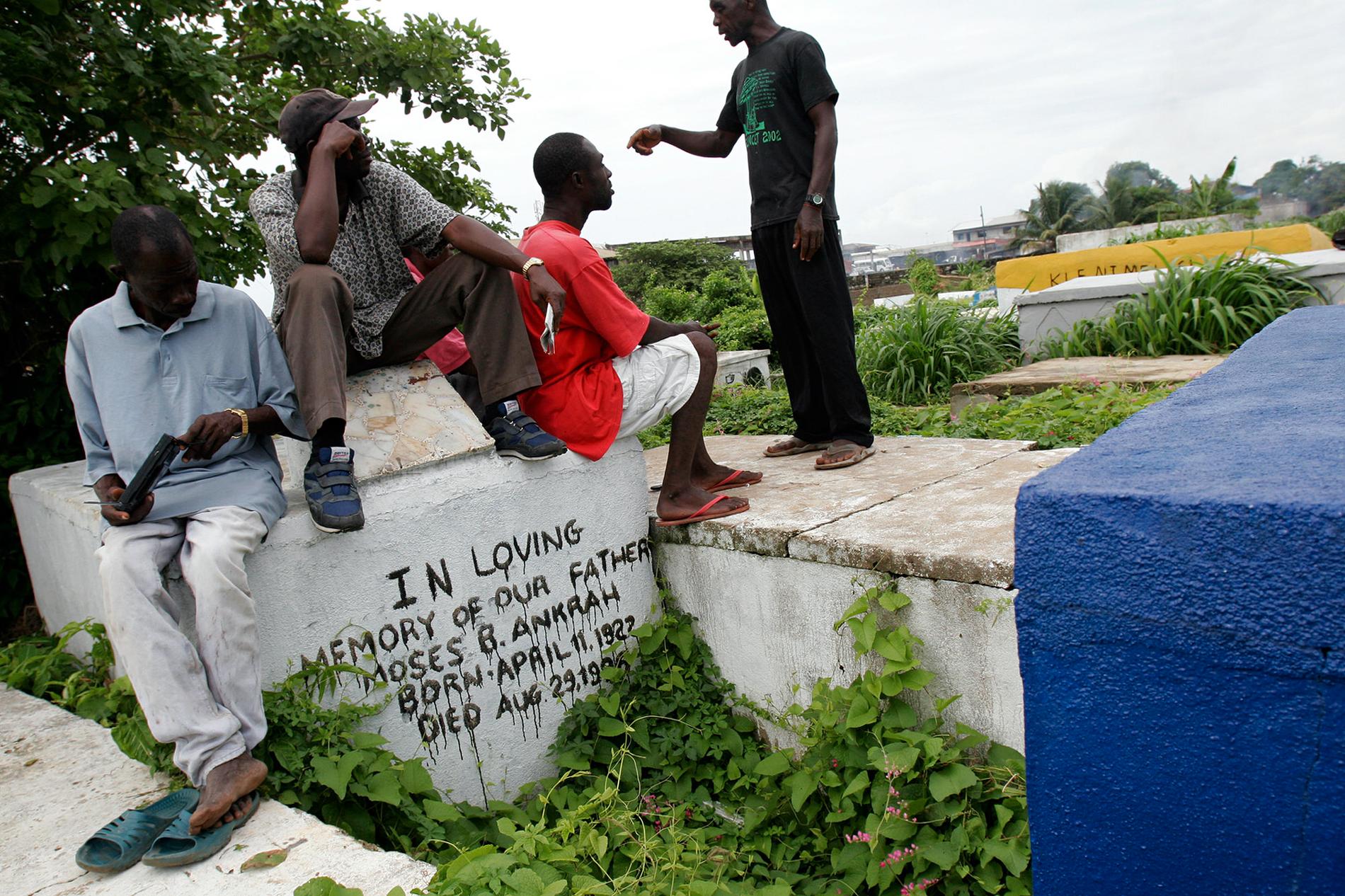 Gravgrävare i Liberias huvudstad Monrovia efter rättegången mot den före detta presidenten Charles Taylor, som Alieu Kosiahs gerilla Ulimo stred emot. Nu har de båda dömts för krigsbrott. Arkivbild.