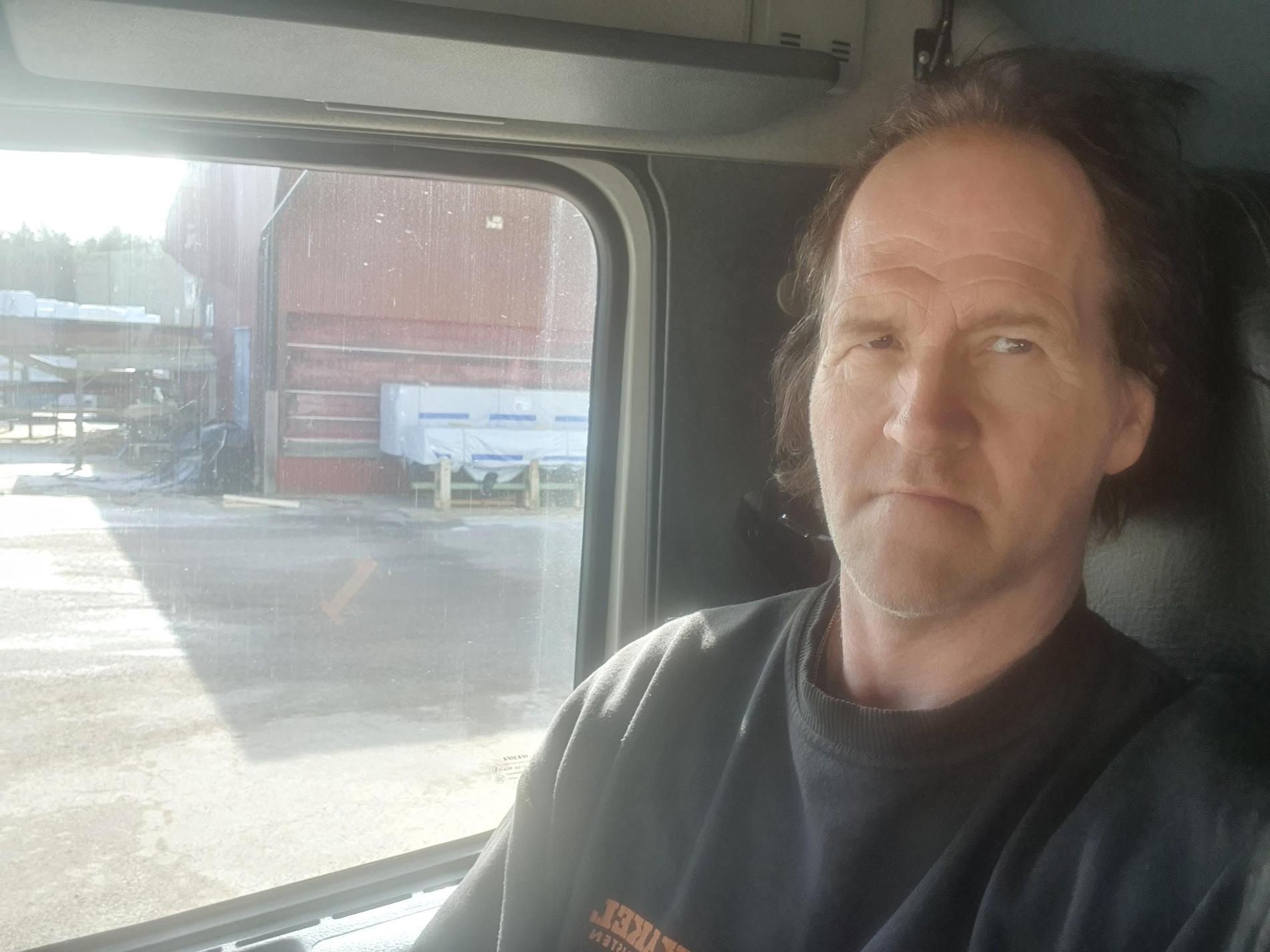 Micke Björk, 60, är kritisk till coronalagen som gör att han inte kan stanna och äta dygnet runt, när han kör lastbil. 
