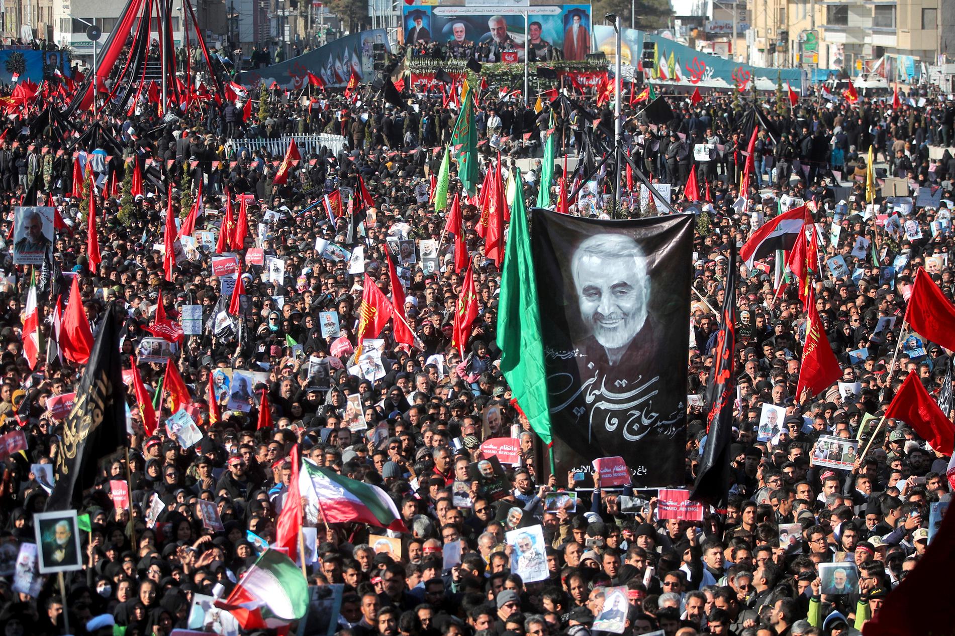 Qassem Soleimani begravs tisdagen 7 januari i sin hemstad Kerman. Gatorna i Kerman fylls av folk under begravningsceremonin.