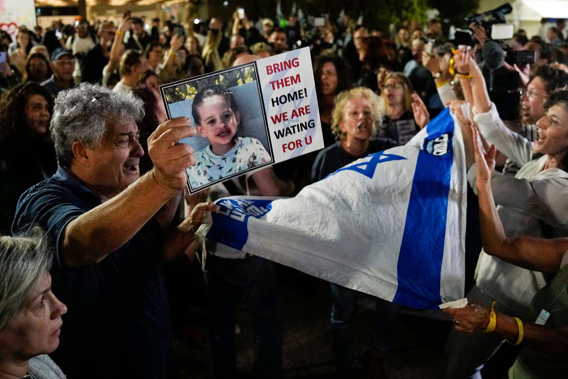 Människor i Tel Aviv reagerar på nyheten om att personer ur gisslan har släppts.