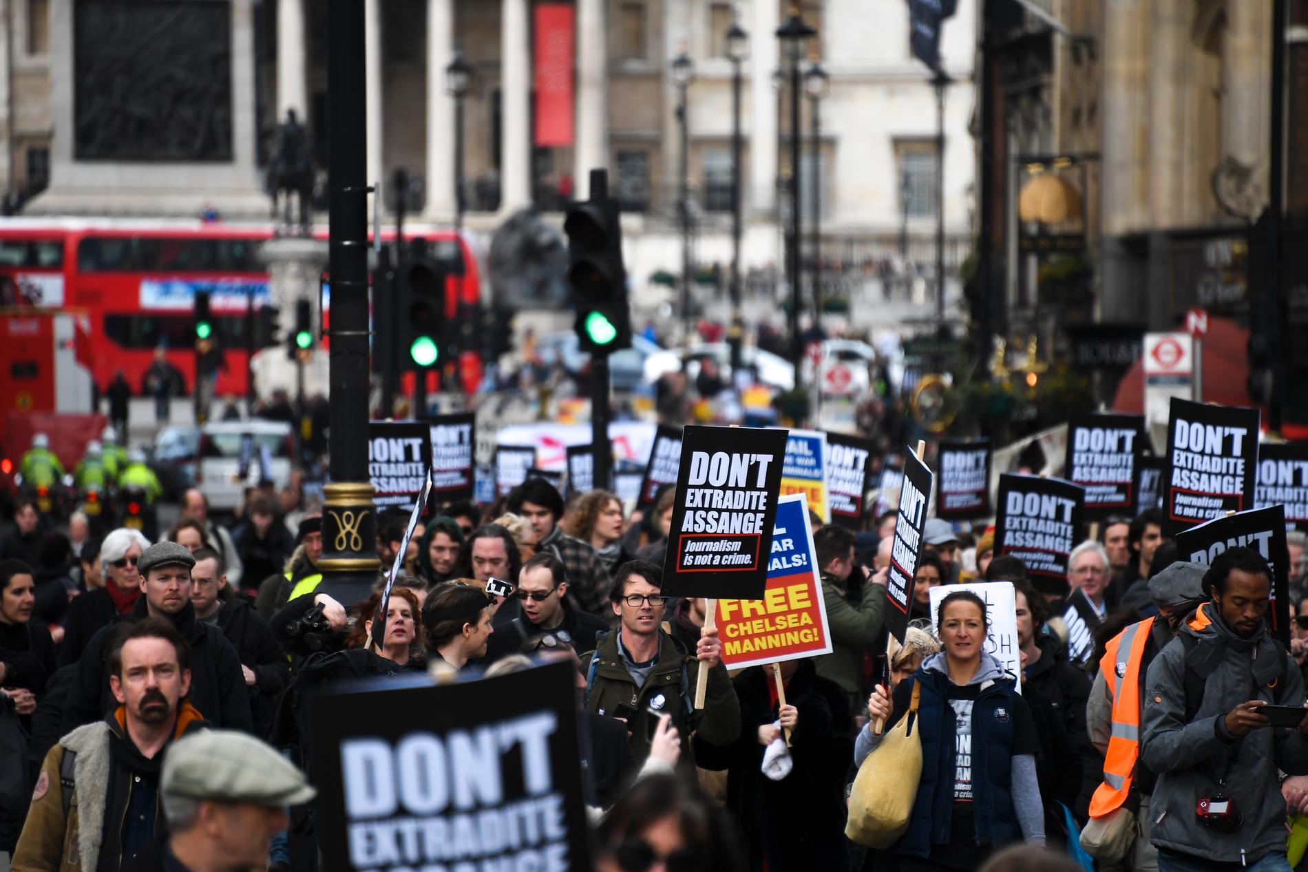 Demonstranter i London protesterar mot den eventuella utlämningen av Wikileaksgrundaren Julian Assange.