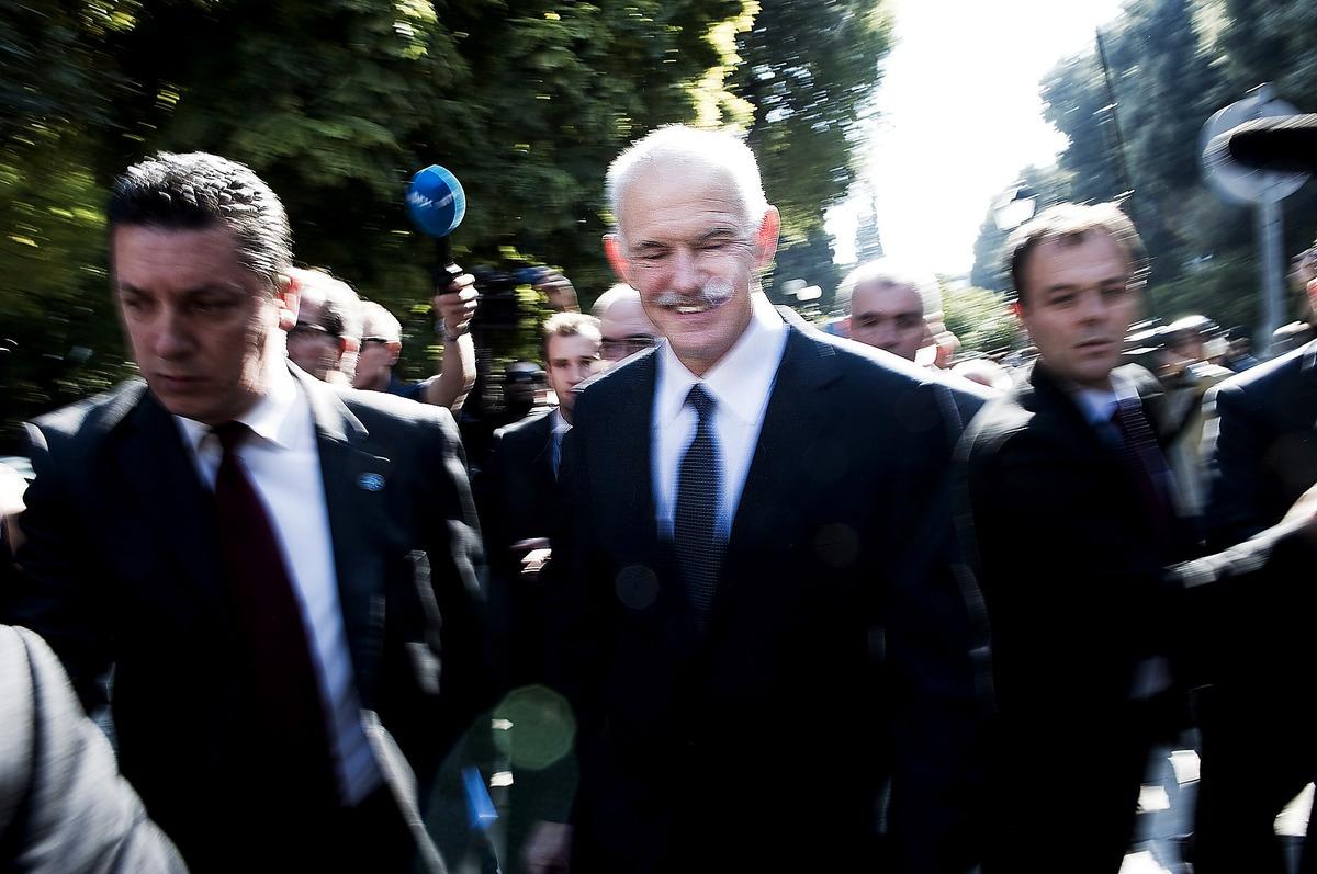 LANDAR PÅ FÖTTERNA Giorgos Papandreou har varit nära att förlora makten flera gånger – men har klarat sig varje gång.