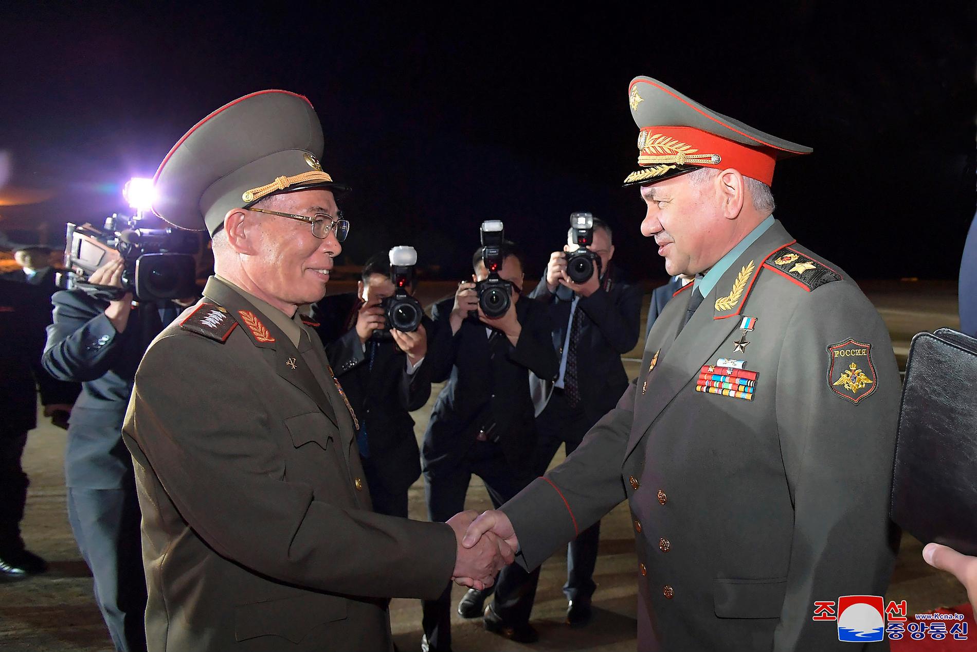 Nordkoreas försvarsminister Kang Sun Nam (till vänster) hälsar på ryske kollegan Sergej Sjojgu i somras. Båda finns nu med på EU:s sanktionslista över Rysslands krig i Ukraina. Arkivbild.