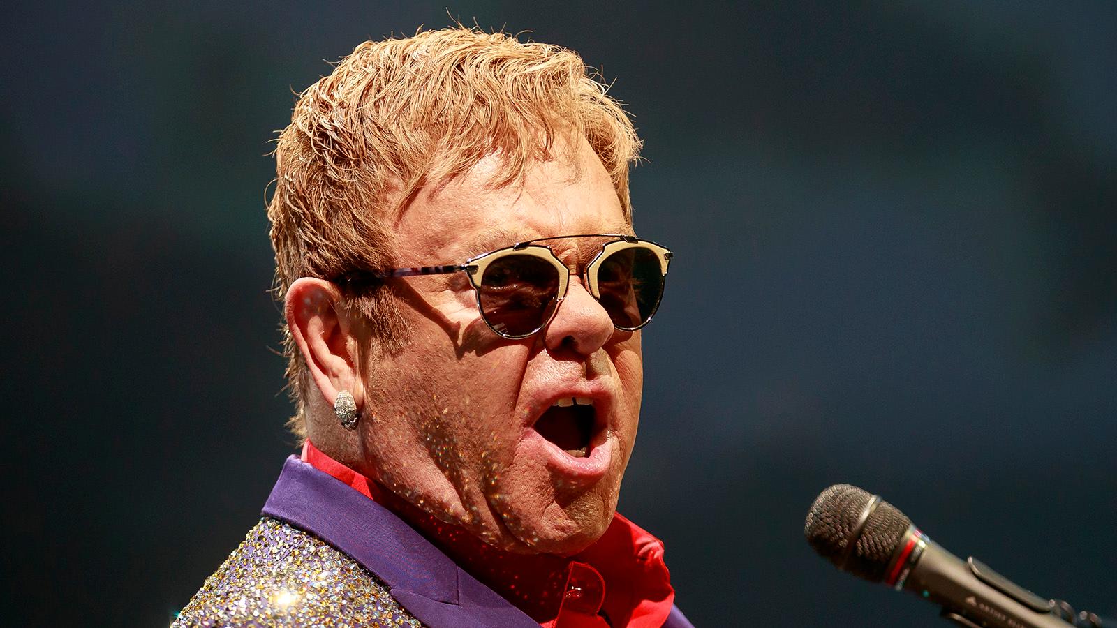 Elton John rasar mot att scener klippts bort ur ”Rocketman” i Ryssland.