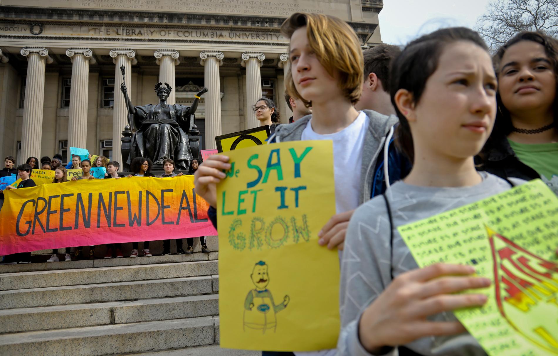 Hundratusentals skolungdomar över hela världen strejkade på fredagen för klimatet. Här i New York, USA.