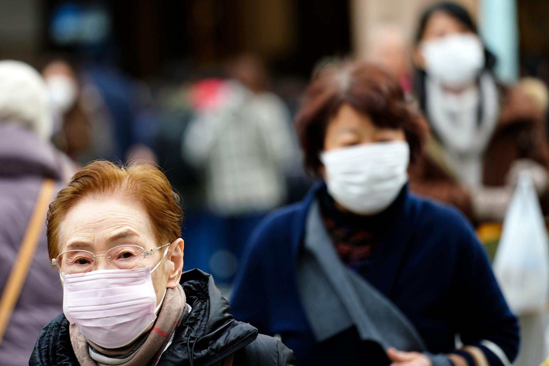 Gående bär skyddsmasker i Tokyo den 16 januari. En person i Japan har diagnosticerats med det mysiska lungviruset efter att ha besökt staden Wuhan i Kina.