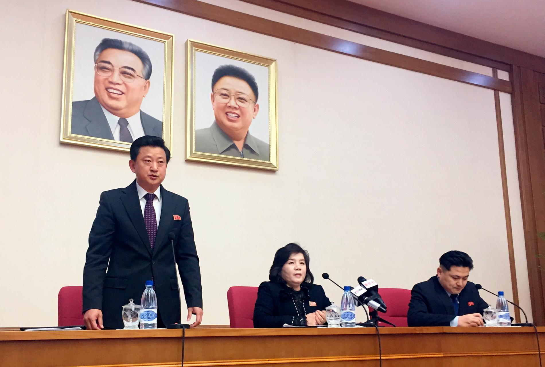 Nordkoreas biträdande utrikesminister Choe Son-Hui, i mitten av bilden, har hållit en presskonferens i huvudstaden Pyongyang. Hon anklagar USA för ett "gangsterlikt" beteende.
