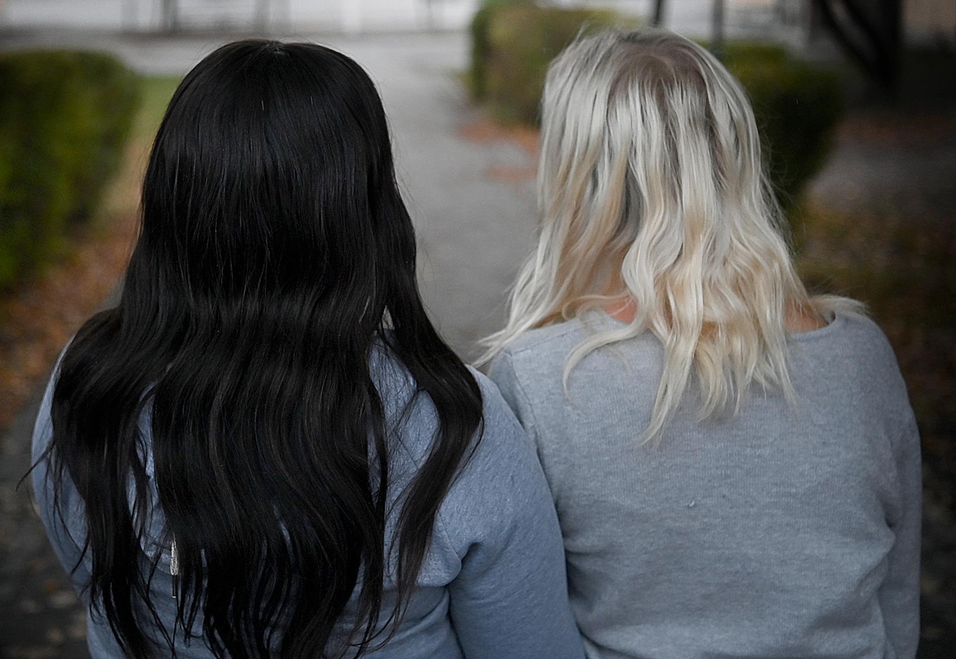 Rebecka berättar att hon har blivit utsatt för rasistiska kommentarer på en skola i södra Stockholm i flera år. Till slut fick en av hennes bästa kompisar Matilda nog och anmälde skolan. 
