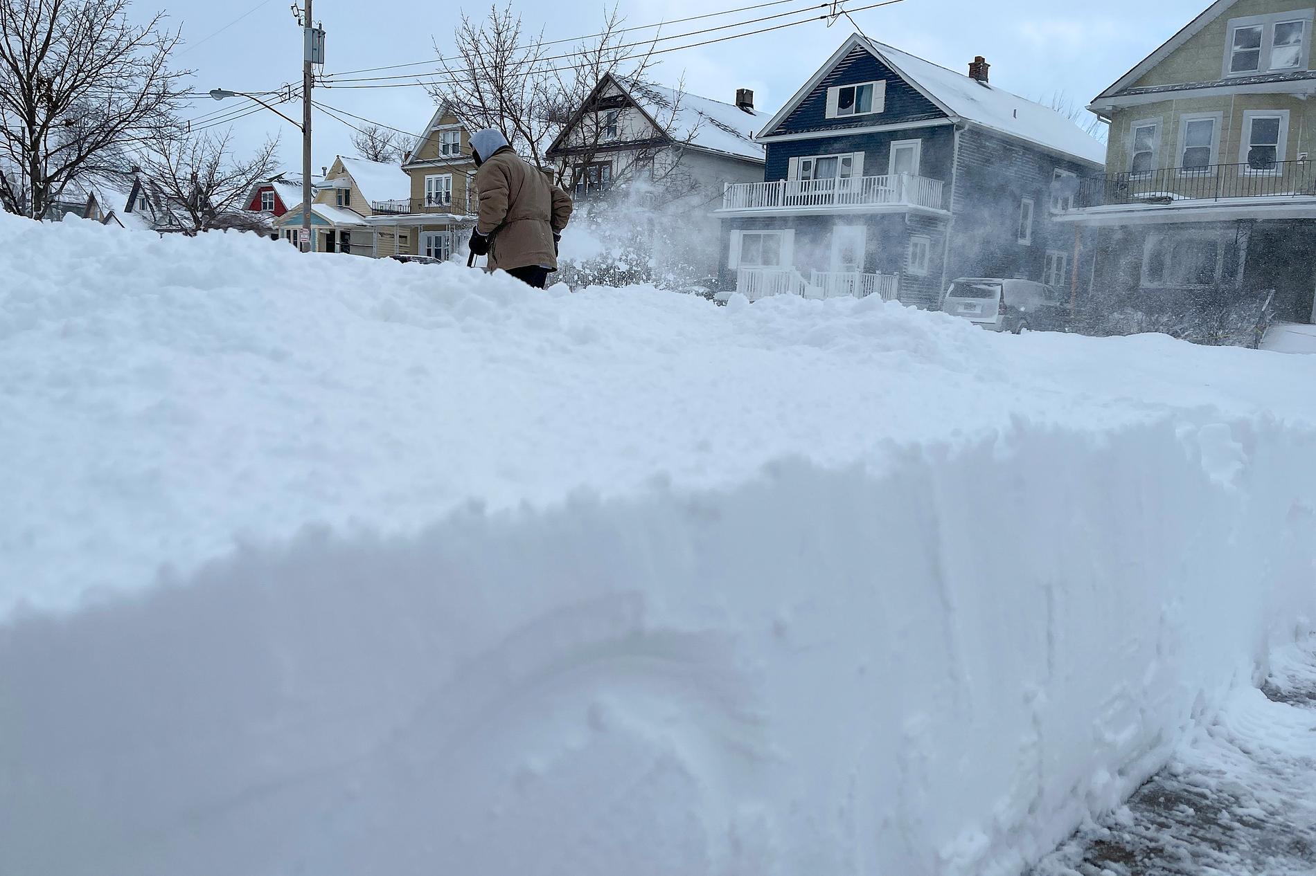 Över en meter snö har fallit i Buffalo och mer är att vänta.