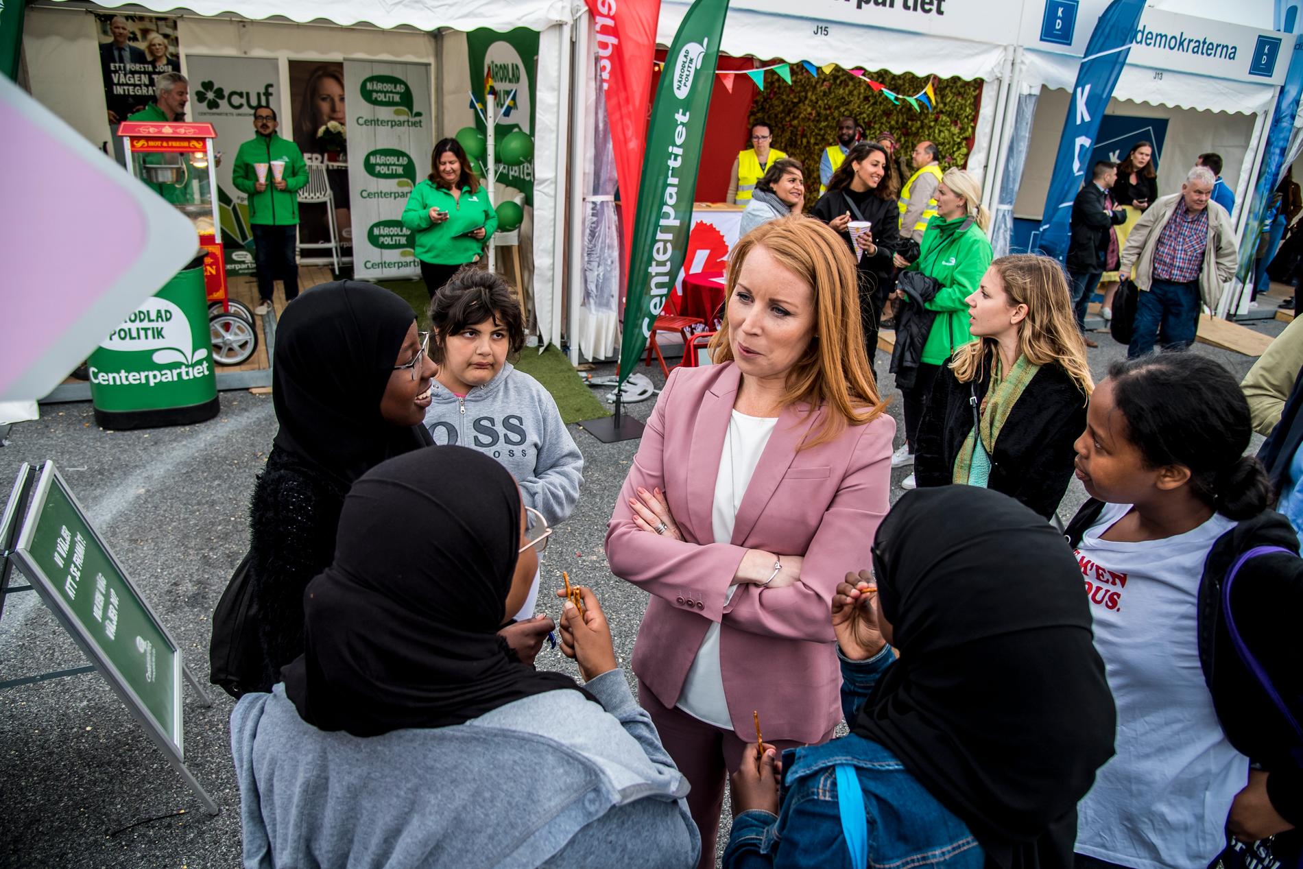 Annie Lööf i samspråk med några politikintresserade ungdomar.