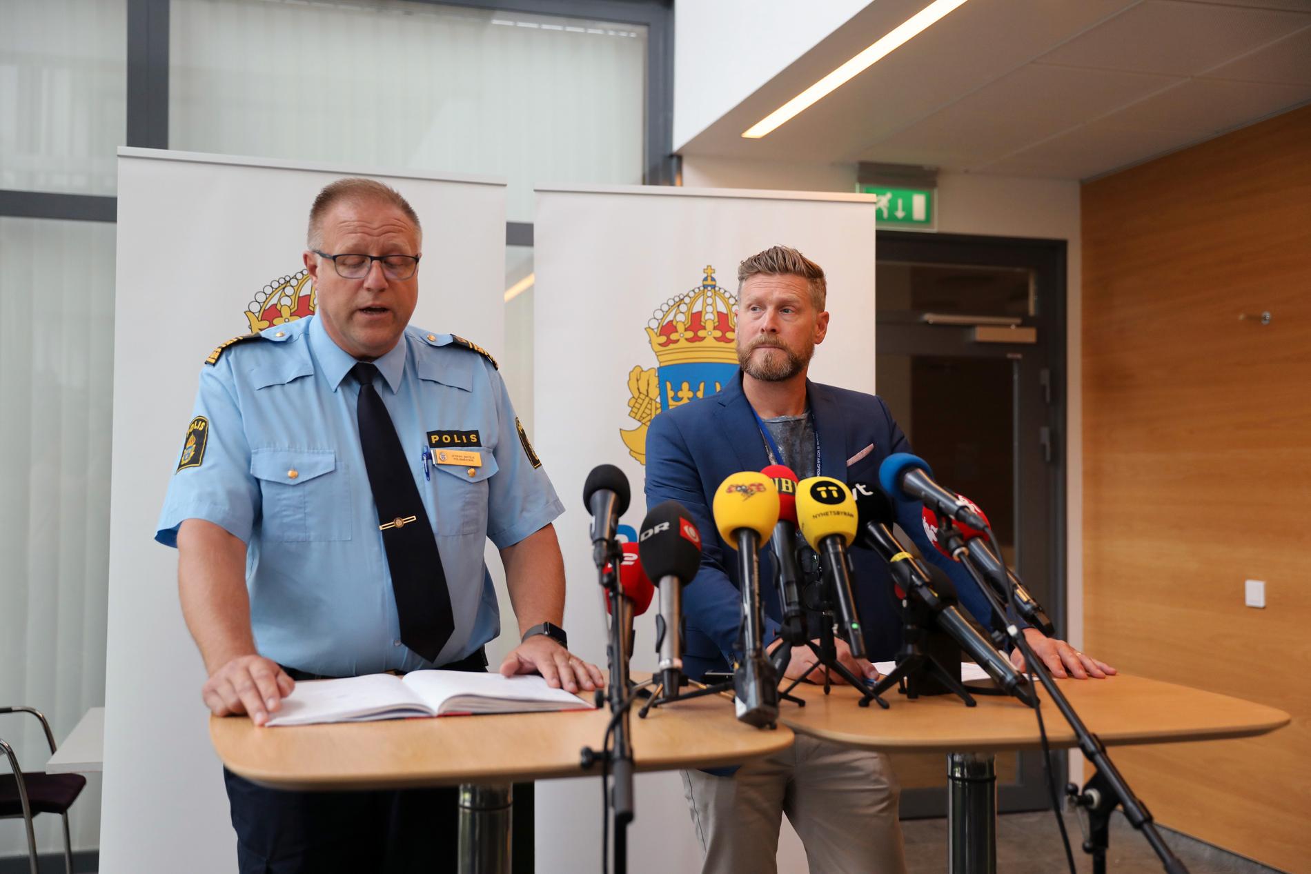 Polismästare Stefan Sintéus och polisens utredaren Niklas Kirschhoff under polisens pressträff i Malmö.