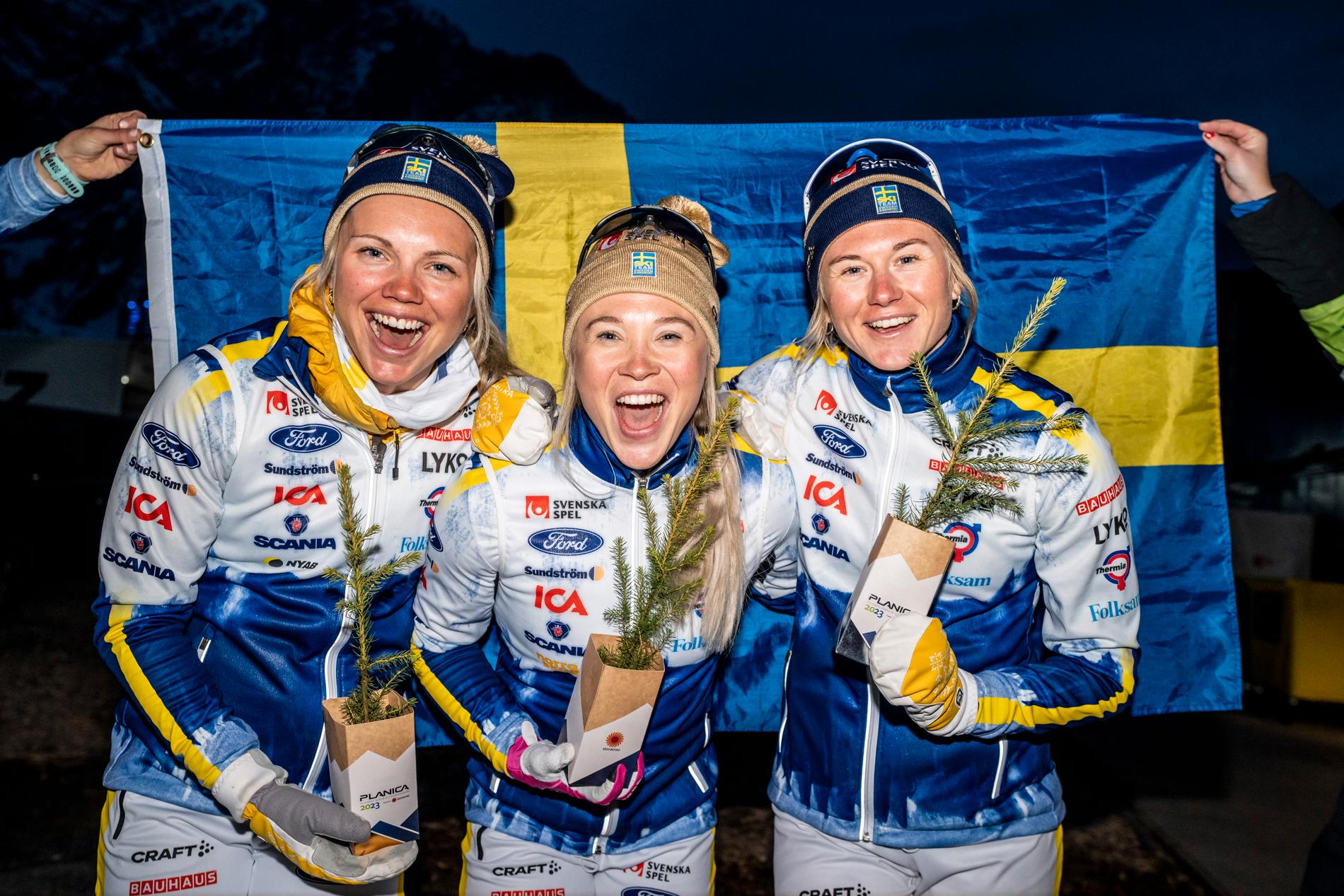 Emma Ribom och Jonna Sundling kör sprintstafetten för Sverige i skid-VM. Maja Dahlqivst (till höger) petas. 