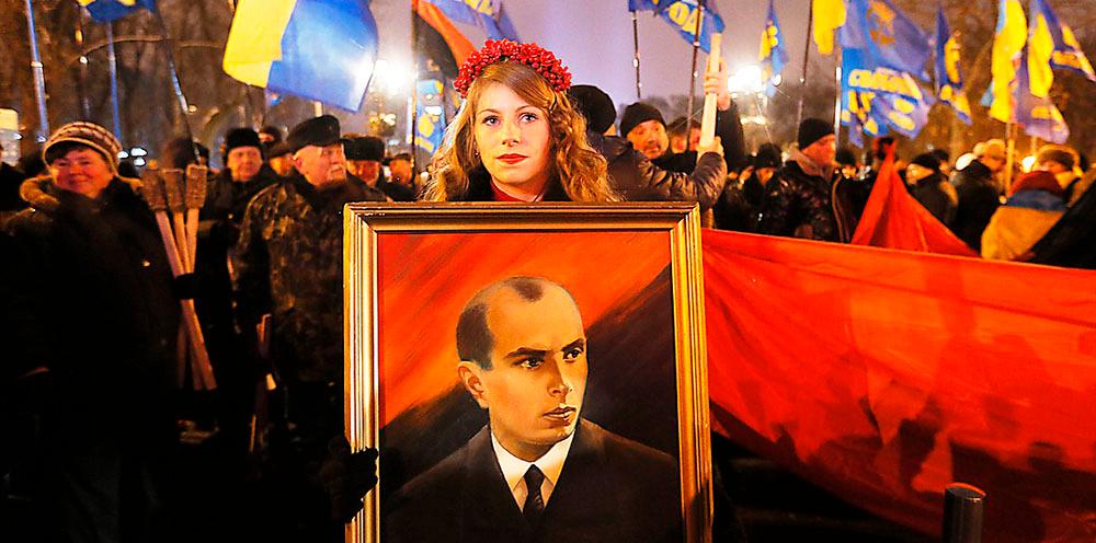 Krigsförbrytaren Stephan Bandera hyllas under en parad i Kiev förra året. Banderas armé låg bakom massmord på judar och polacker under andra världskriget.