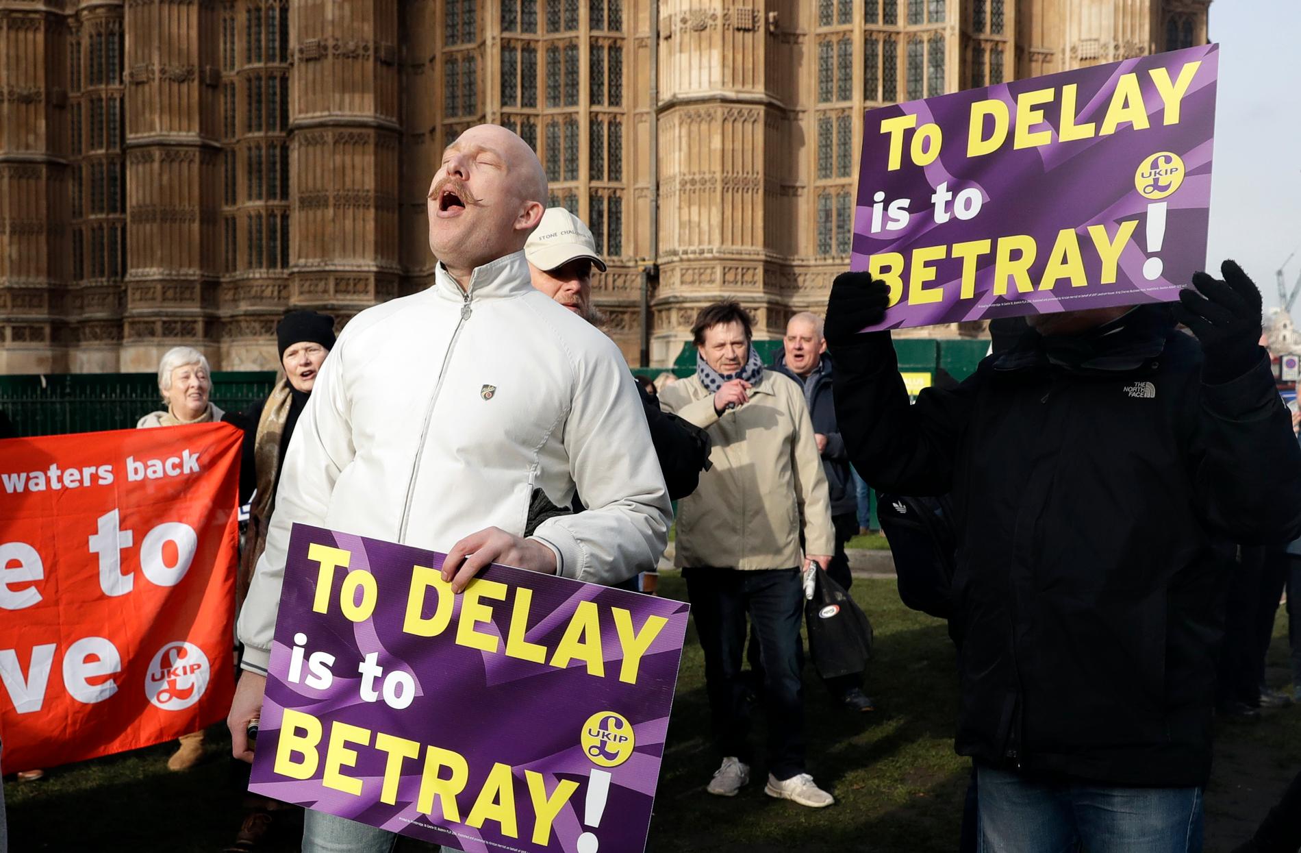 UKIP-supportrar utanför det brittiska parlamentet protesterar mot en förlängning av förhandlingarna med EU.