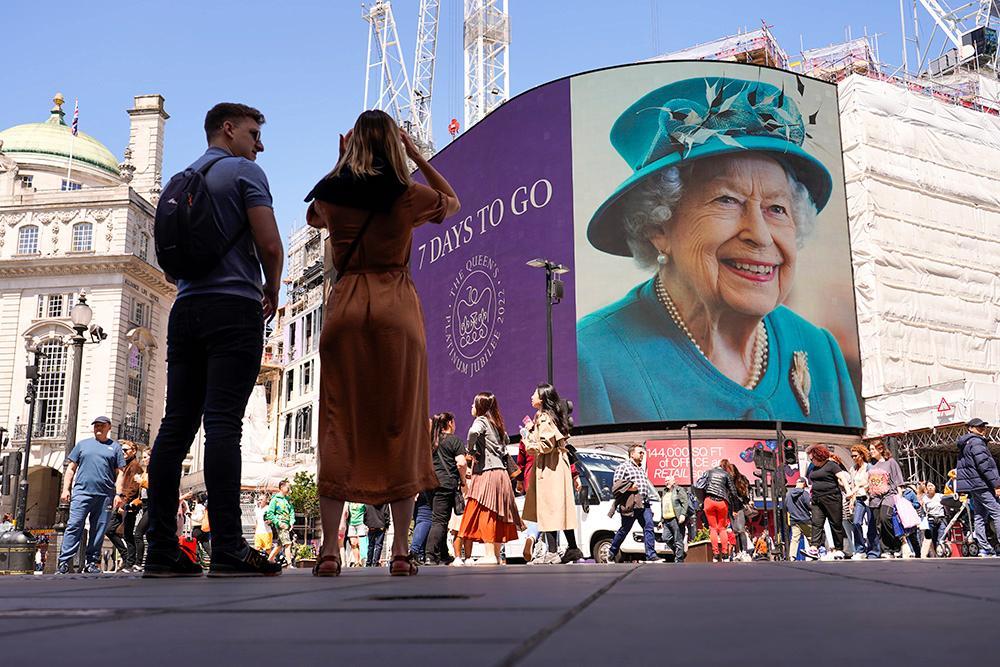 London förbereder sig för det stora firandet av drottning Elizabeths tronjubileum, 70 år på tronen. 