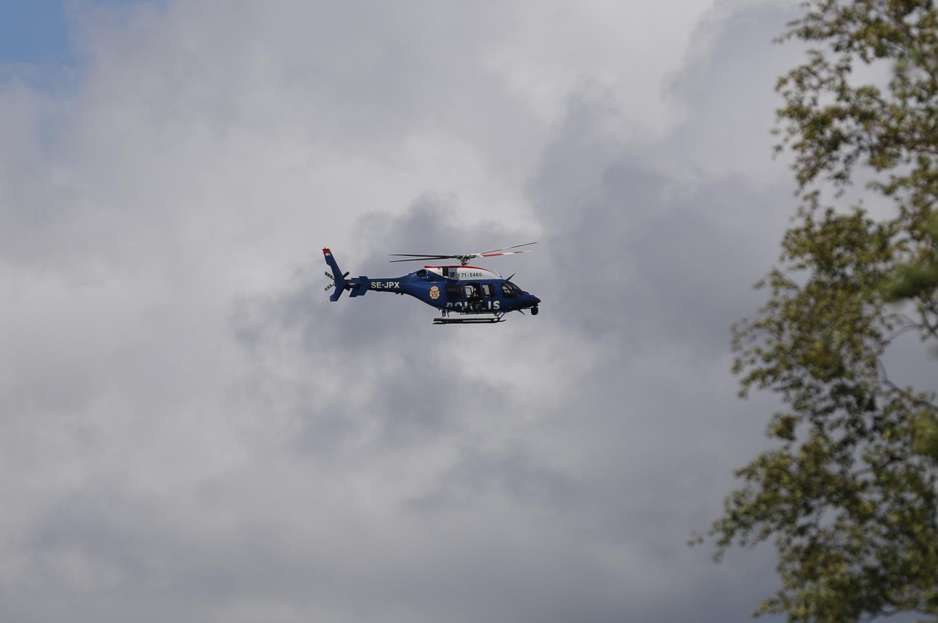 En helikopter söker efter den försvunna kvinnan.