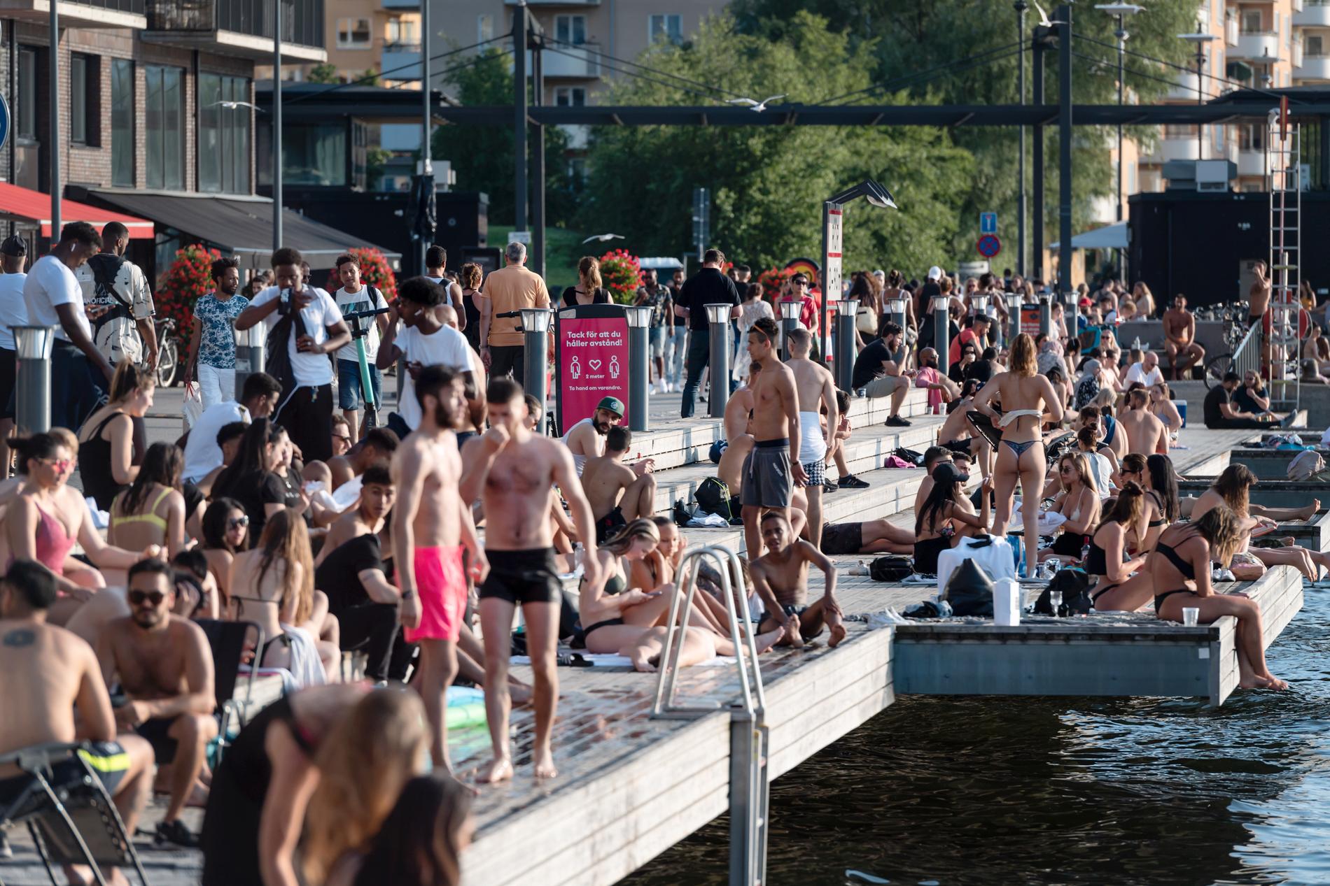 Trångt på badbryggorna vid Hornsbergs strand i Stockholm.