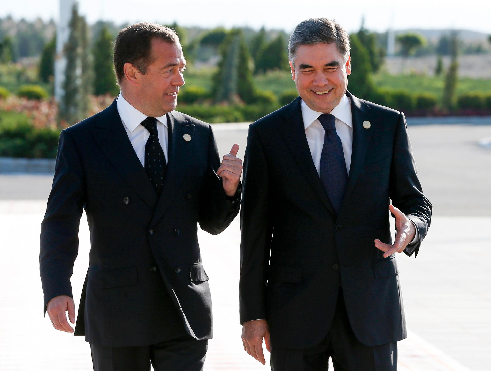 Rysslands premiärminister Dmitrij Medvedev tillsammans med Turkmenistans president Gurbanguly Berdymuchamedov på måndagen.