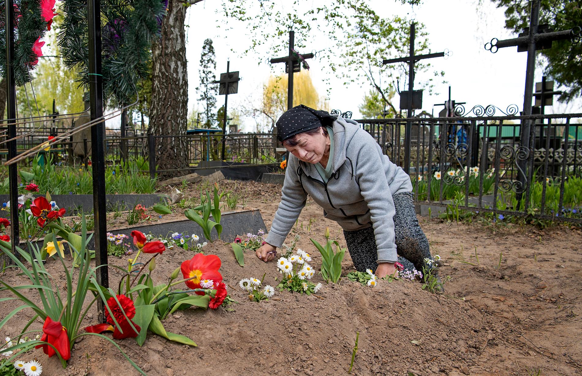 Maria Mykytivna bryter ihop vid dotterns och svärsonens grav i Borodjanka.