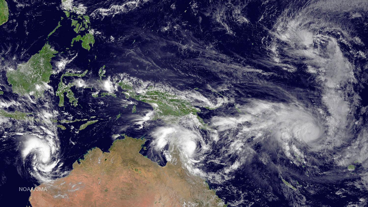 Kategori 5-cyklonen Pam drar in över öbgruppen Vanuatu.