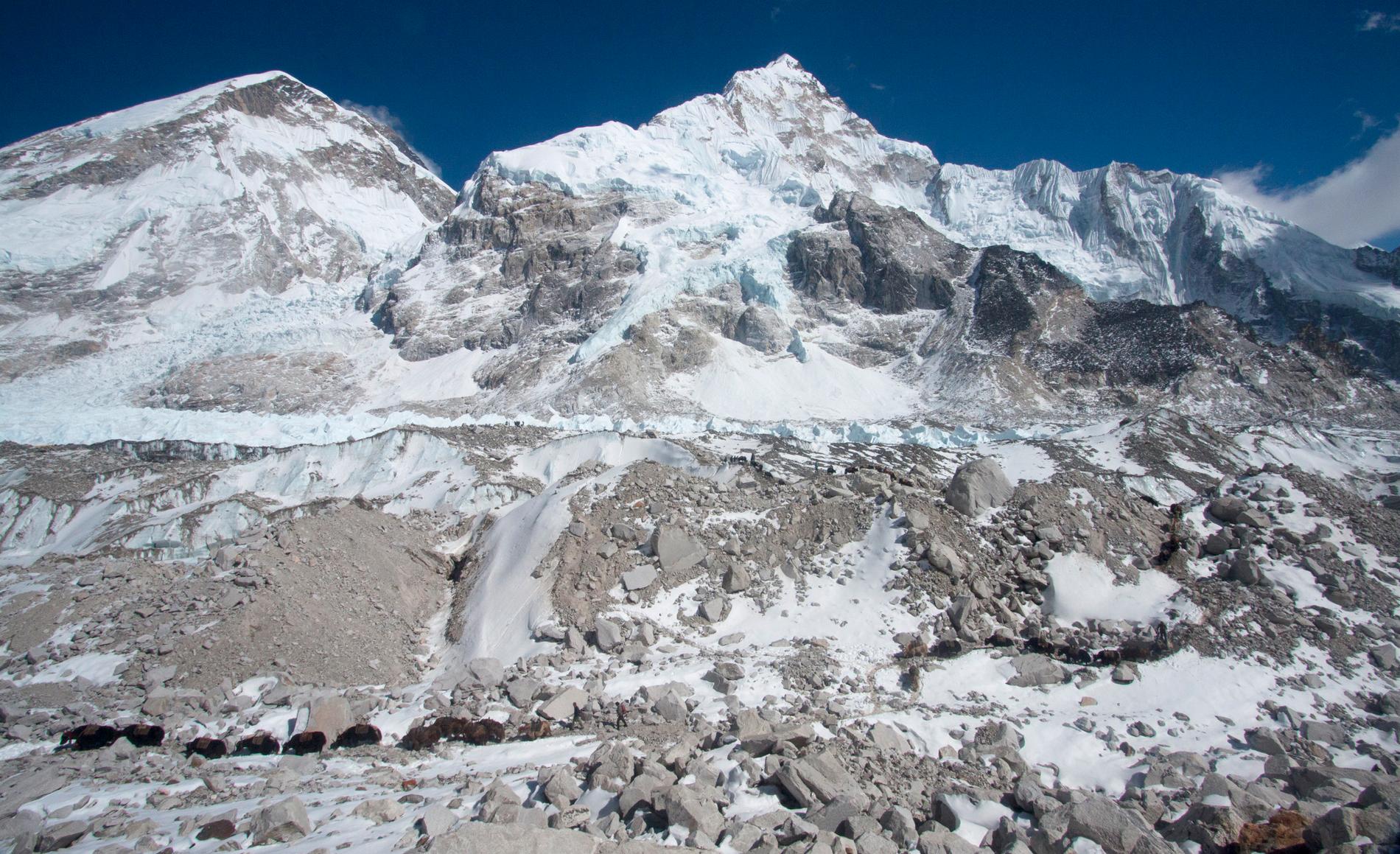Mount Everests högsta topp når 8848 meter över havet.
