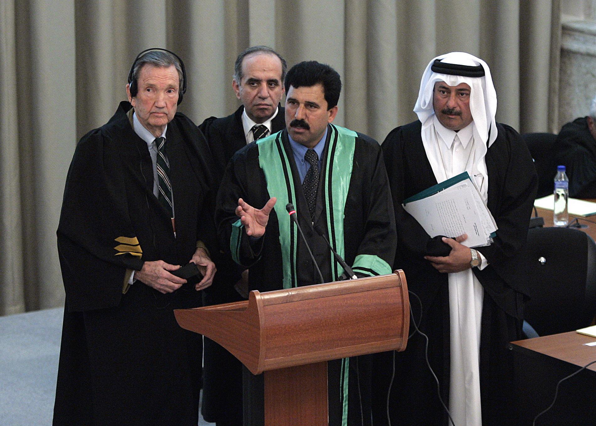 Ramsey Clark (till vänster) under rättegången mot Iraks ex-diktator Saddam Hussein i Bagdad 2005.