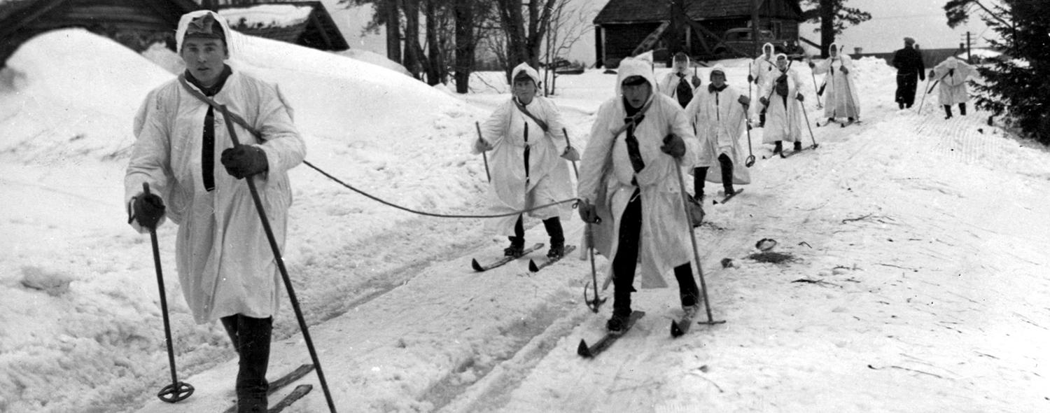 Finska skidtrupper rycker framåt under finska vinterkriget 1939.