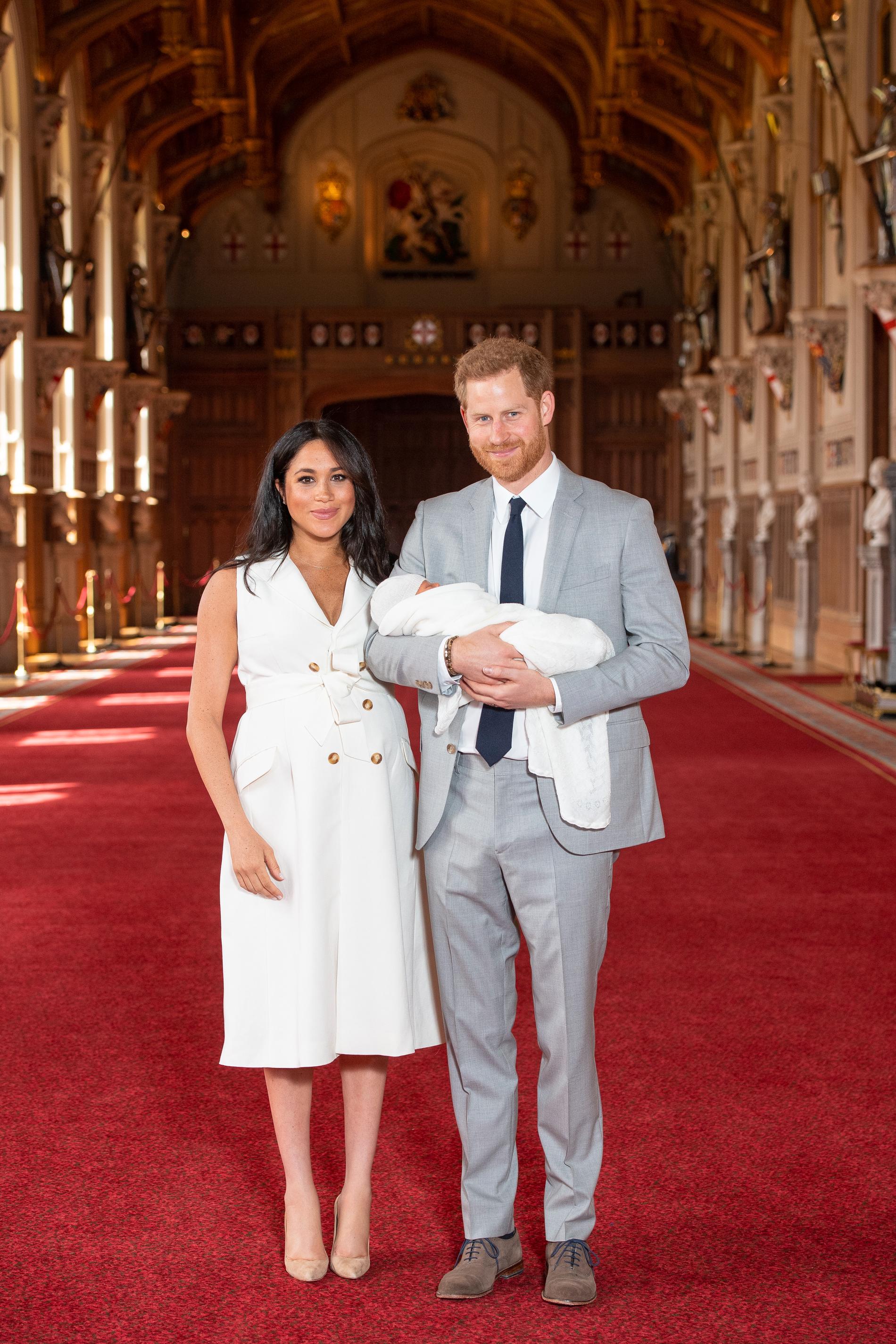 Meghan Markle och prins Harry – med den nyfödde sonen. 