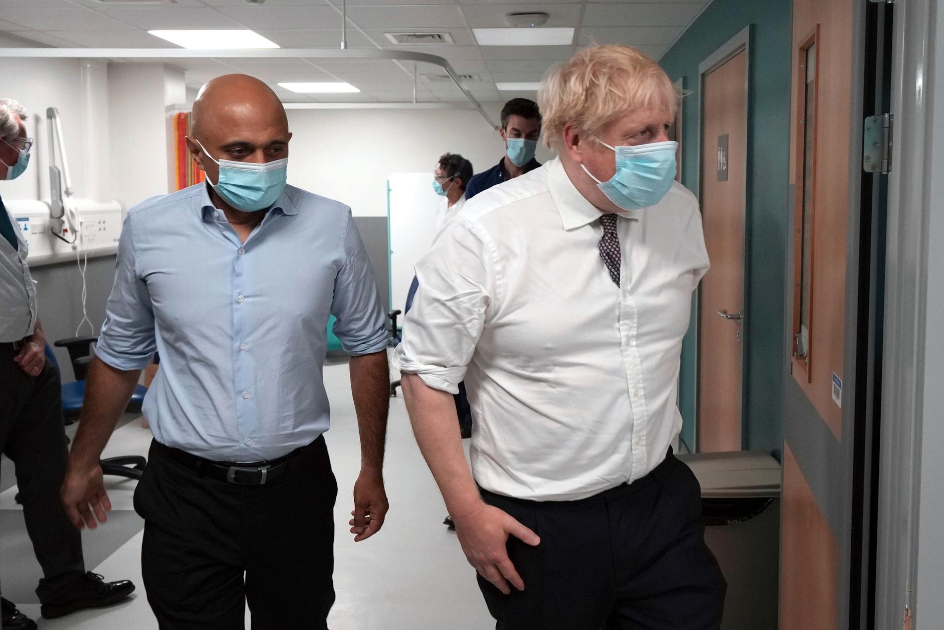 Storbritanniens hälsominister Sajid Javi och premiärminister Boris Johnson under ett besök på ett sjukhus i Leeds i början av oktober. 
