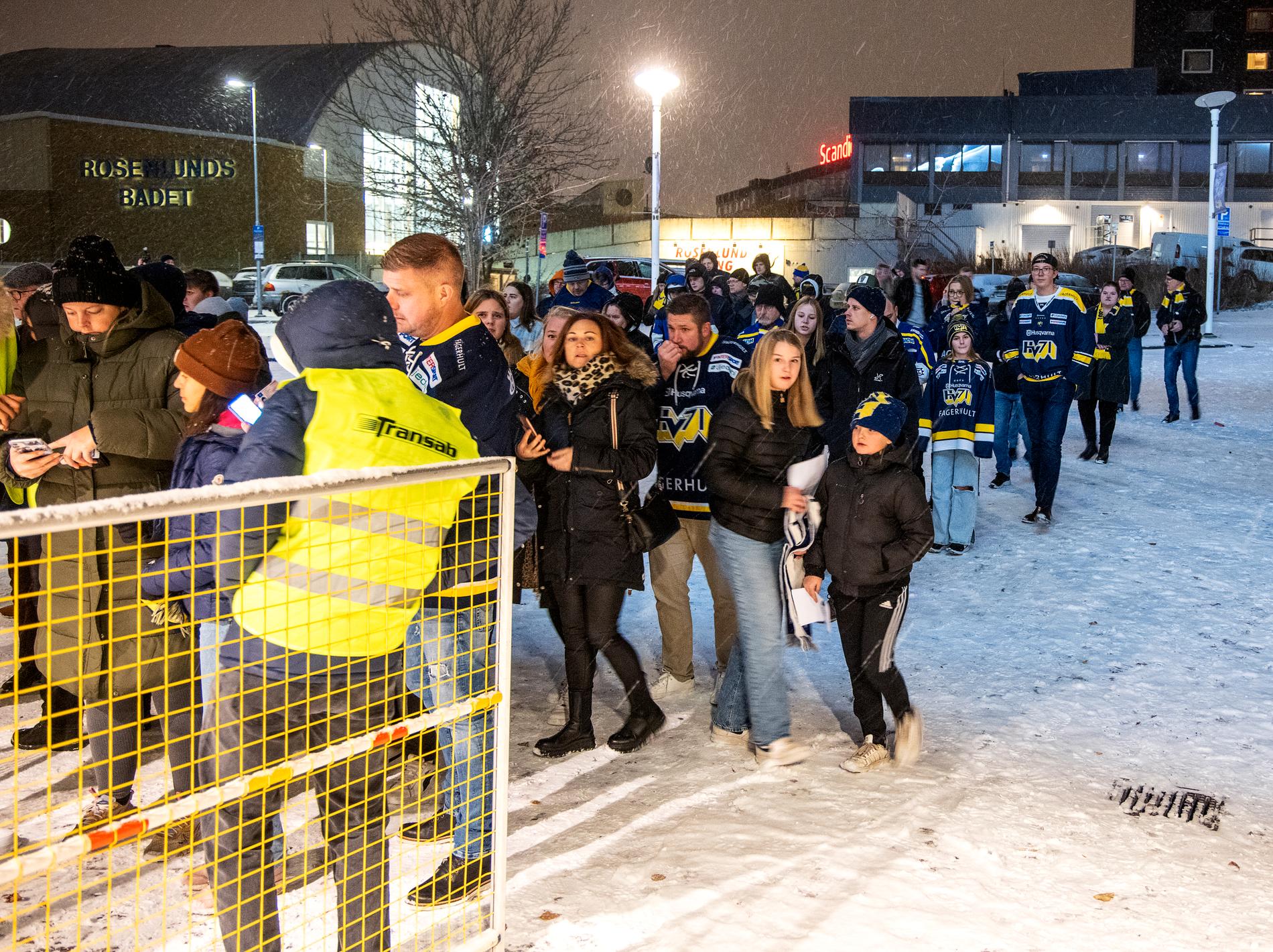 Det var långa köer utanför Husqvarna Arena efter regeringens krav på covidbevis. 