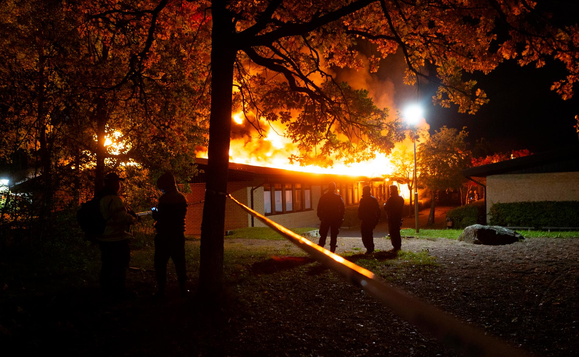 Gottsundaskolan i Uppsala övertänd i misstänkt anlagd brand.